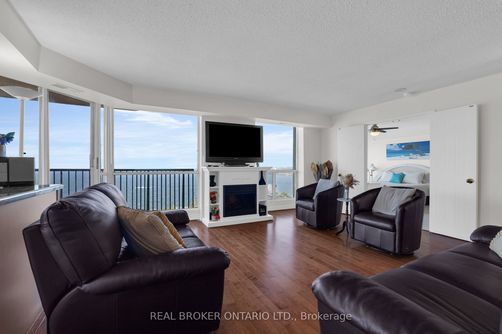 65 Ellen Street 903