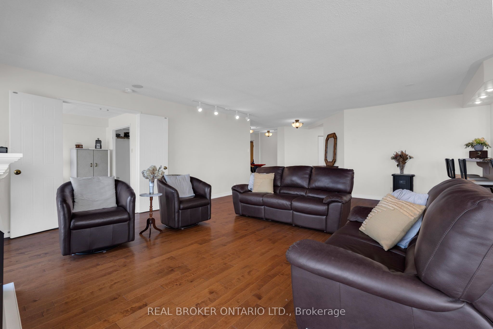 65 Ellen Street 903