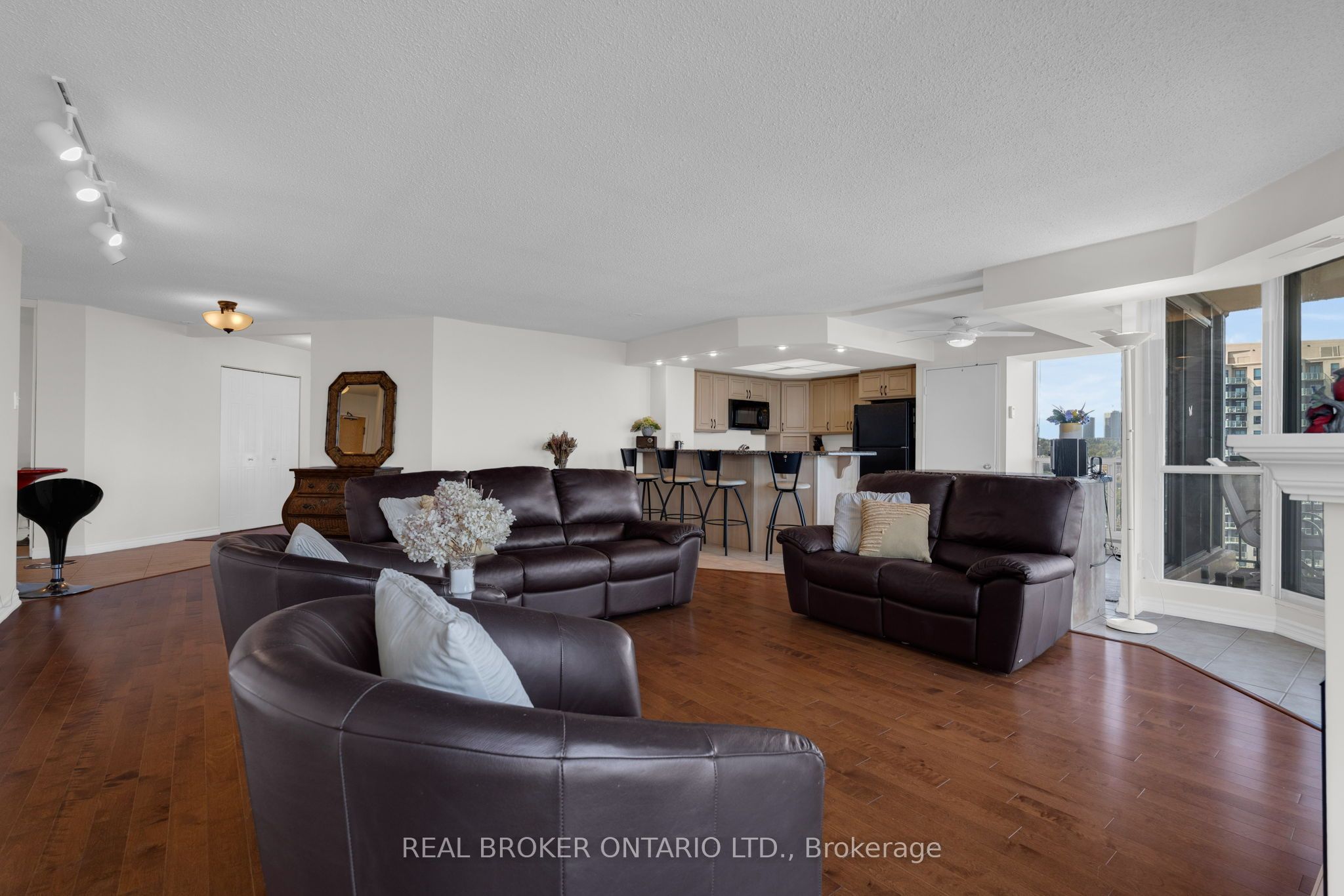 65 Ellen Street 903