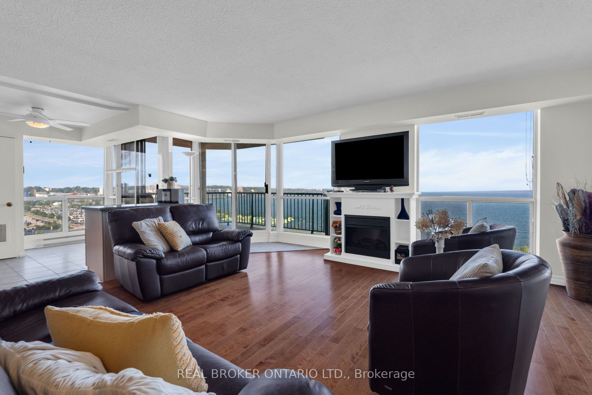 65 Ellen Street 903