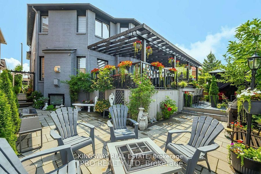923 Bristol Road W
