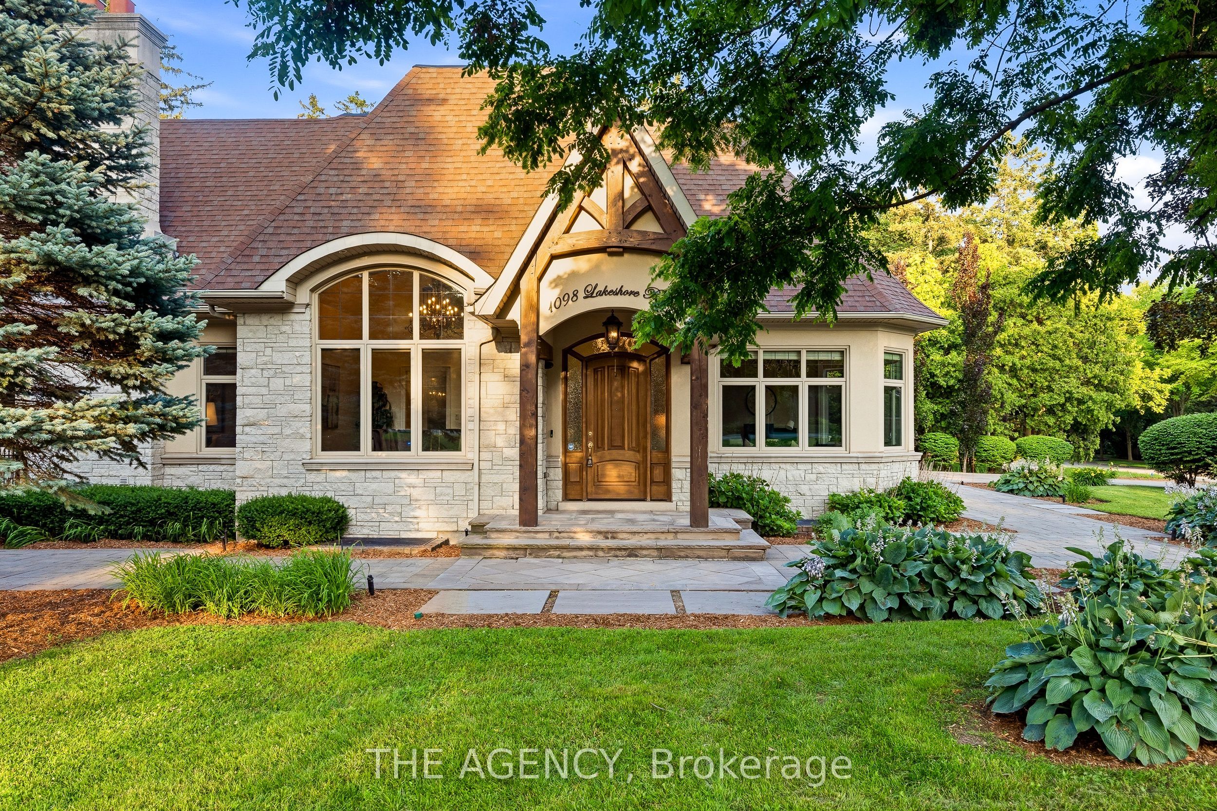 1098 Lakeshore Road W