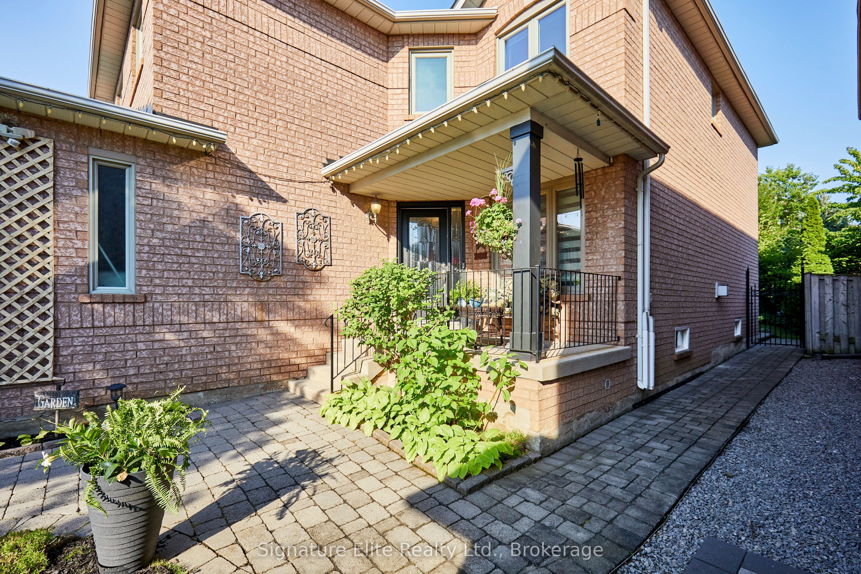 954 Mantle Crescent
