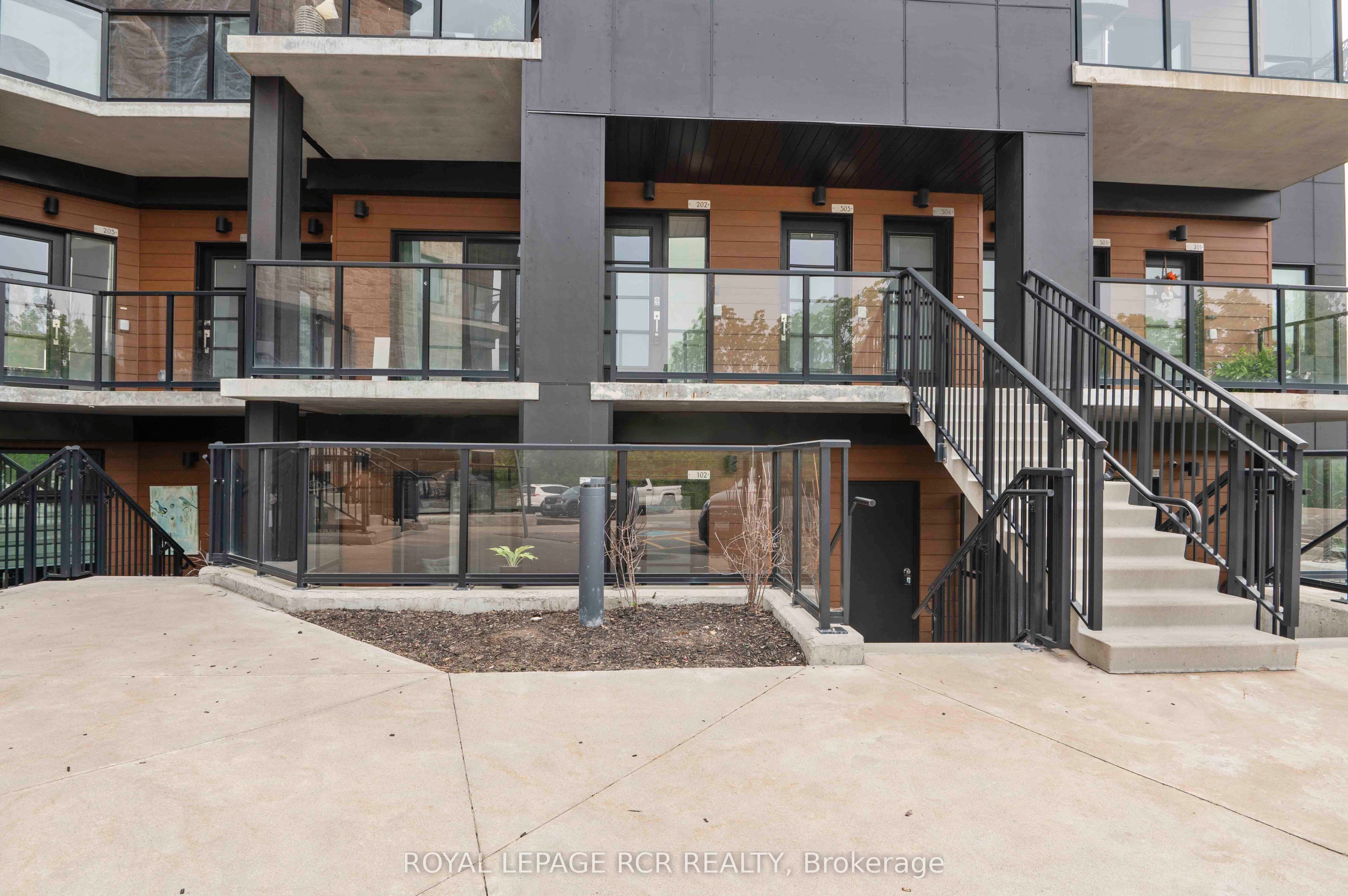 17 Centre Street 102