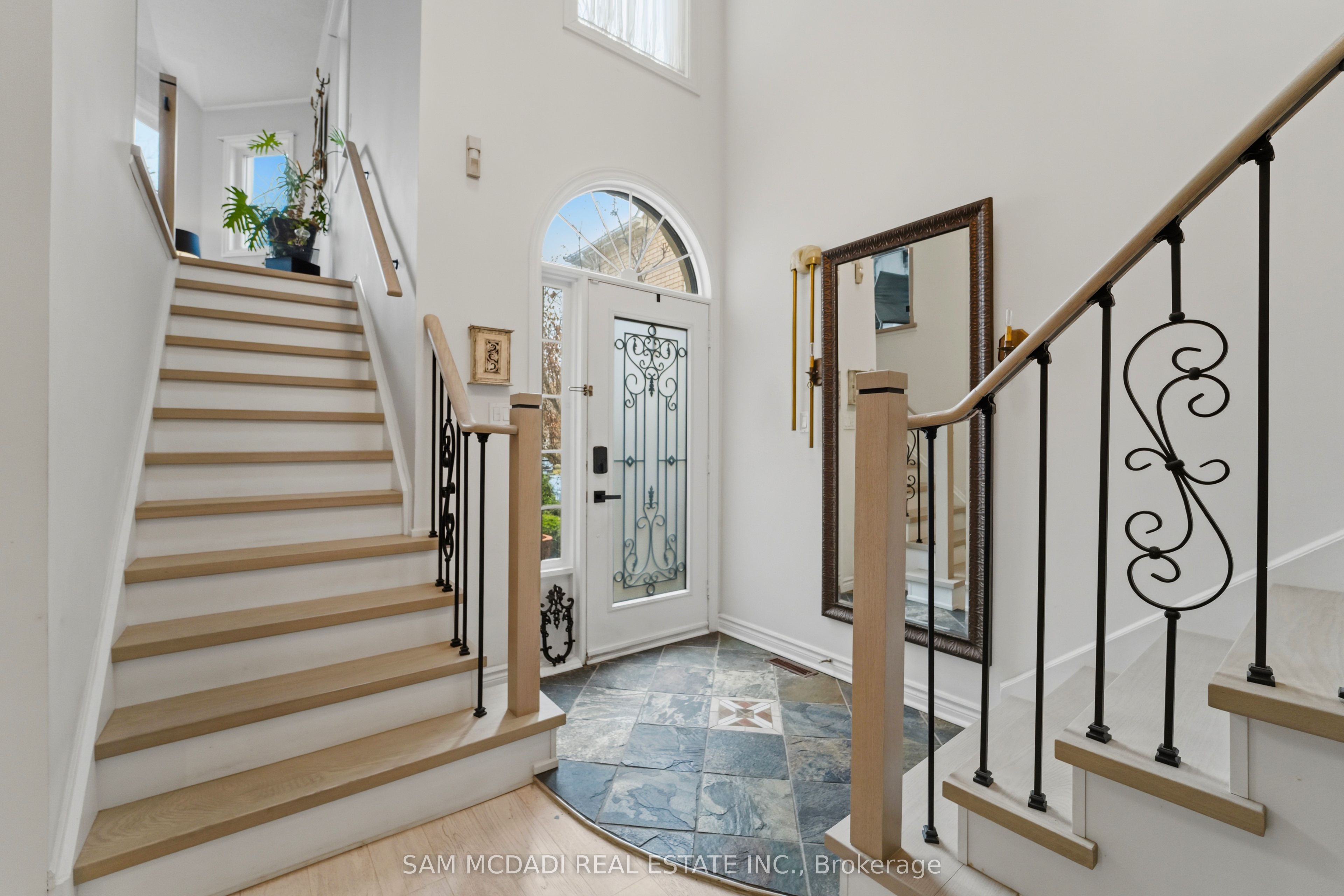 6074 Leeside Crescent