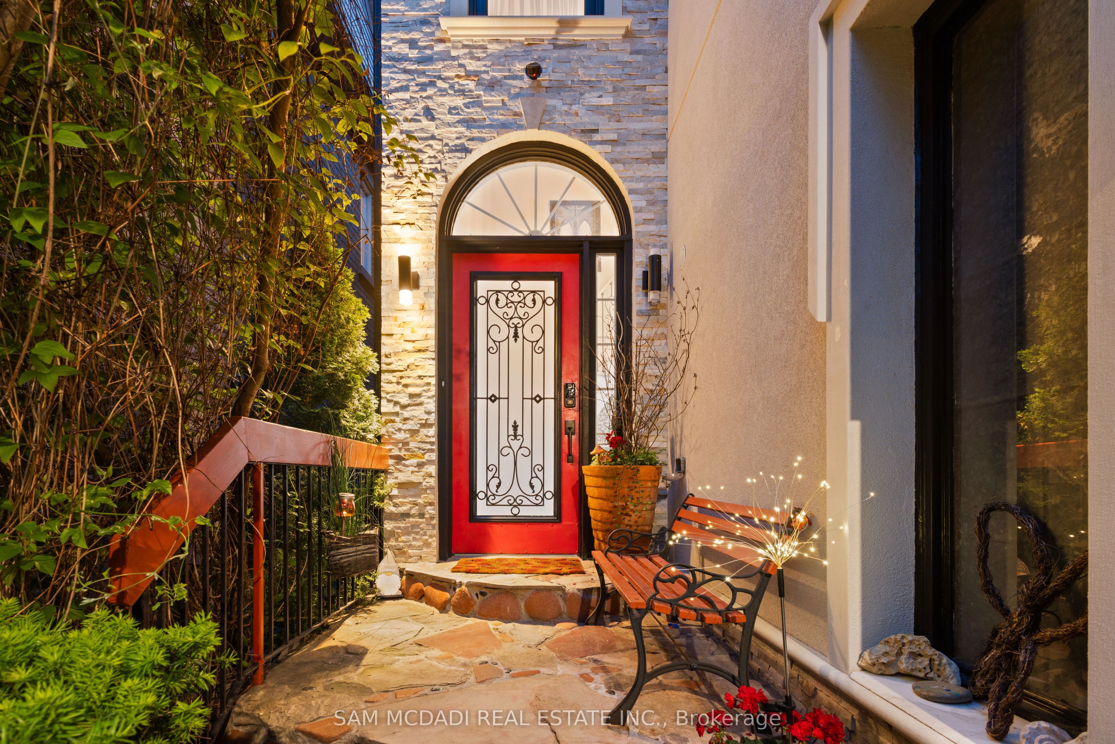 6074 Leeside Crescent