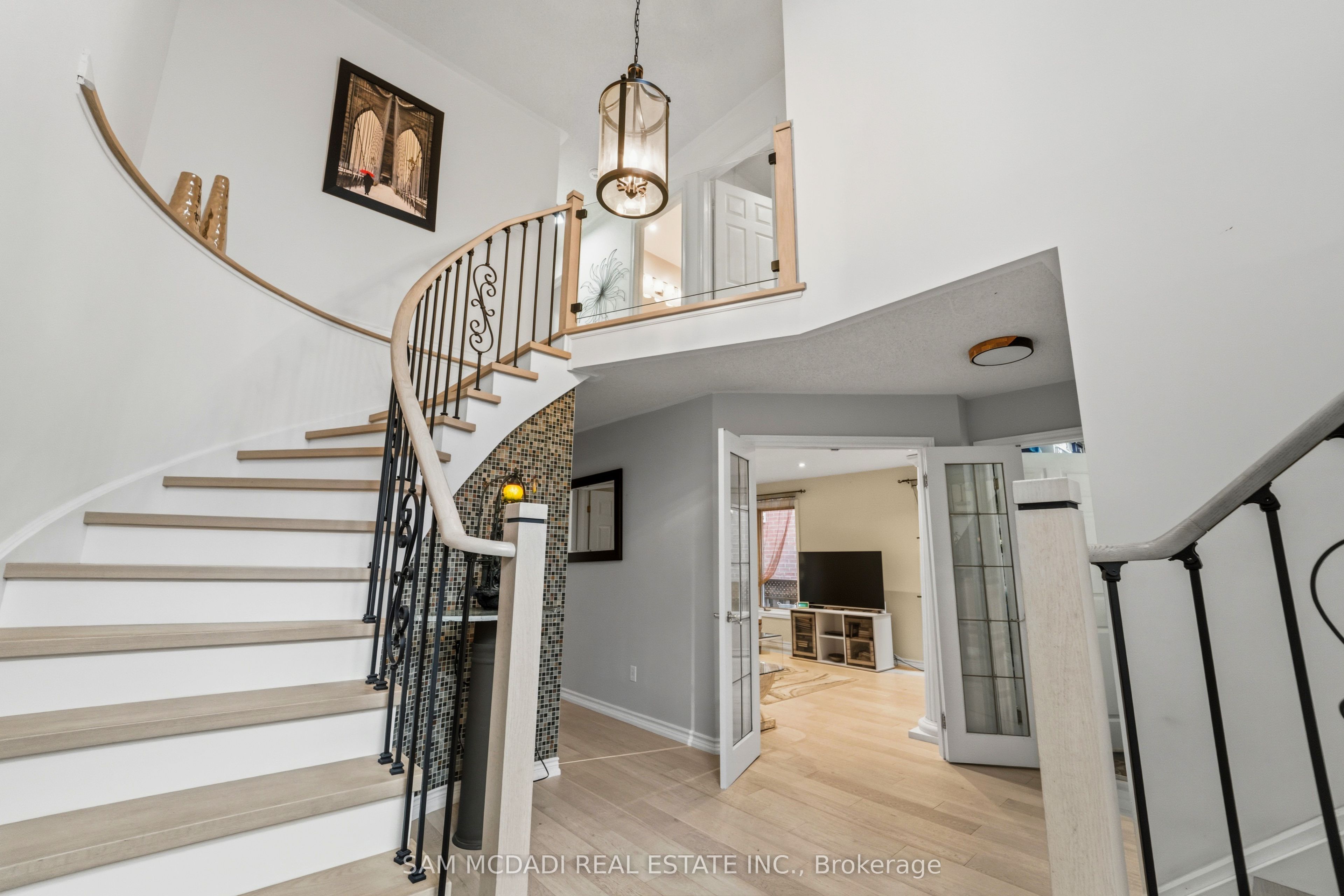 6074 Leeside Crescent