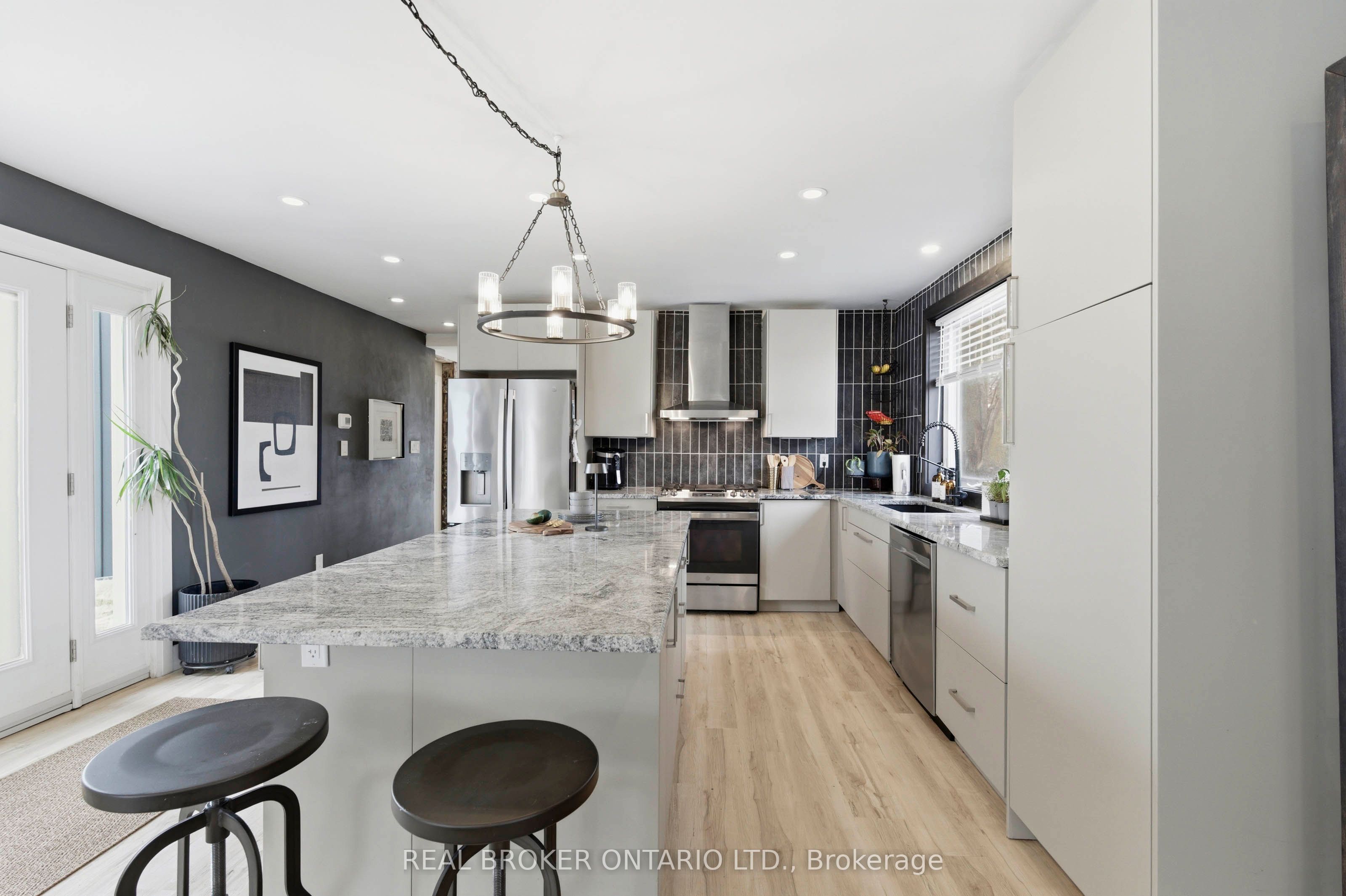 1043 Queens Bush Road