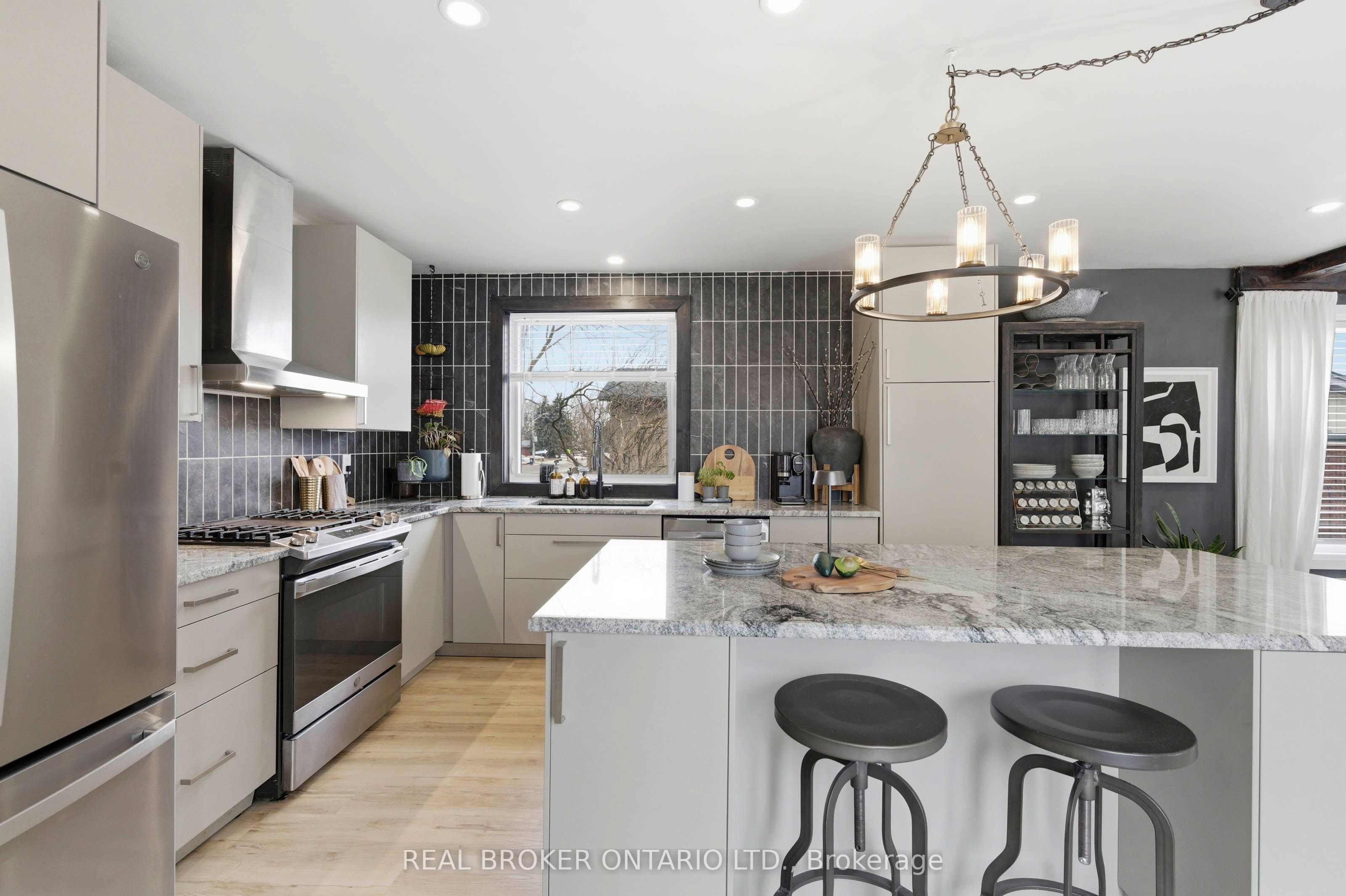 1043 Queens Bush Road