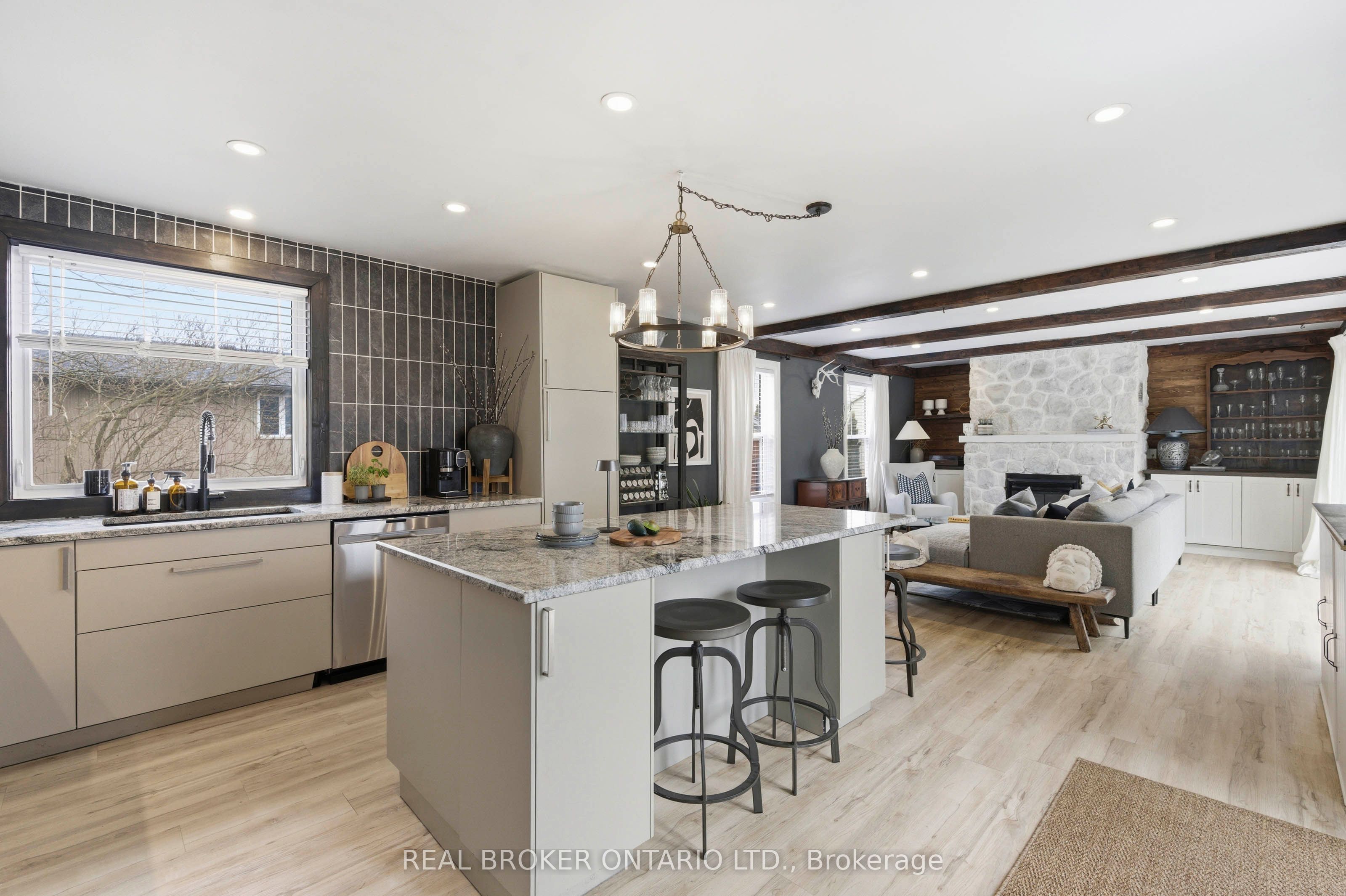 1043 Queens Bush Road