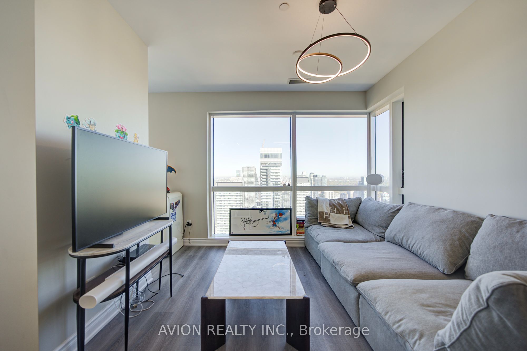 386 Yonge Street 5716