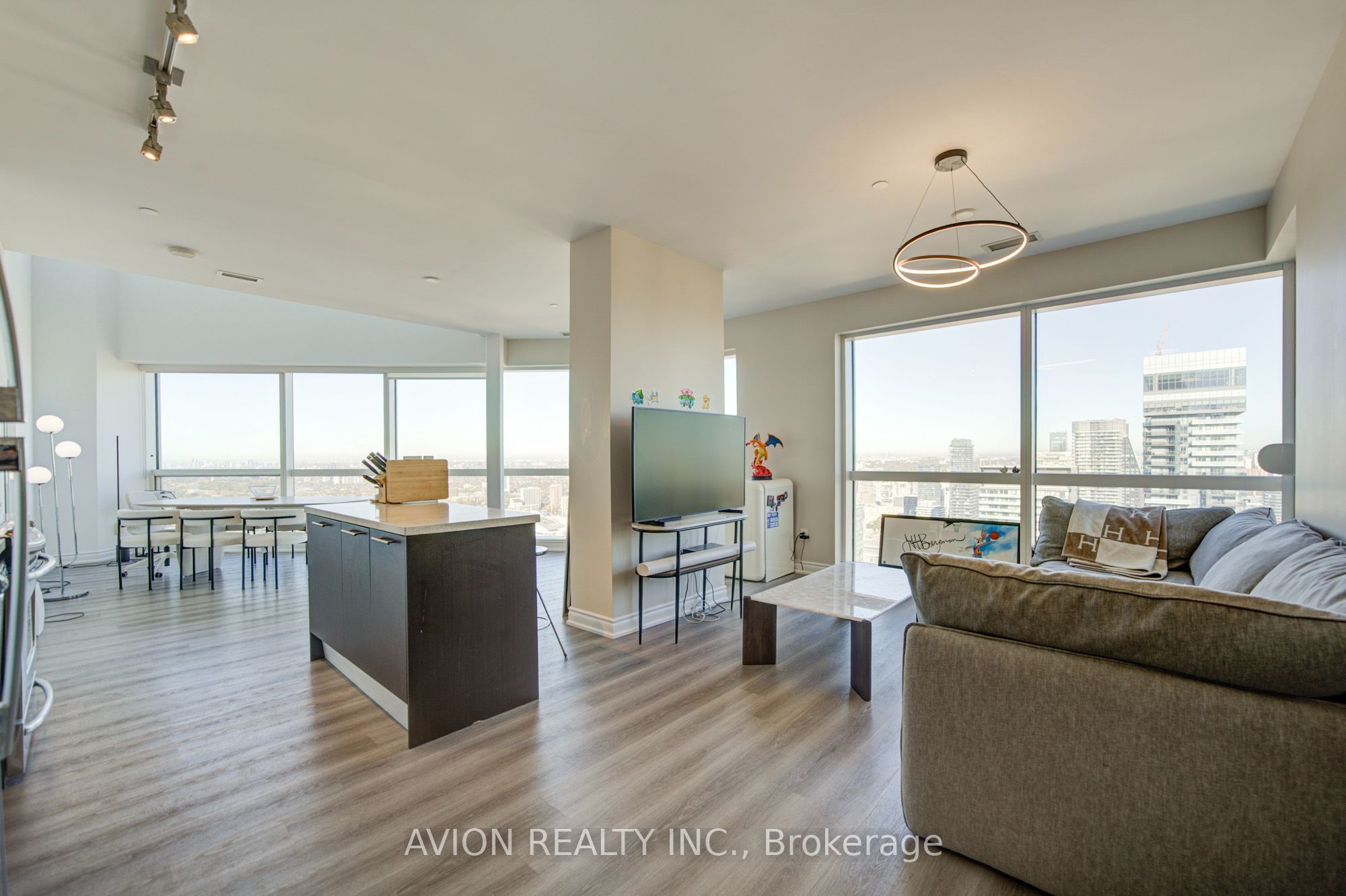 386 Yonge Street 5716