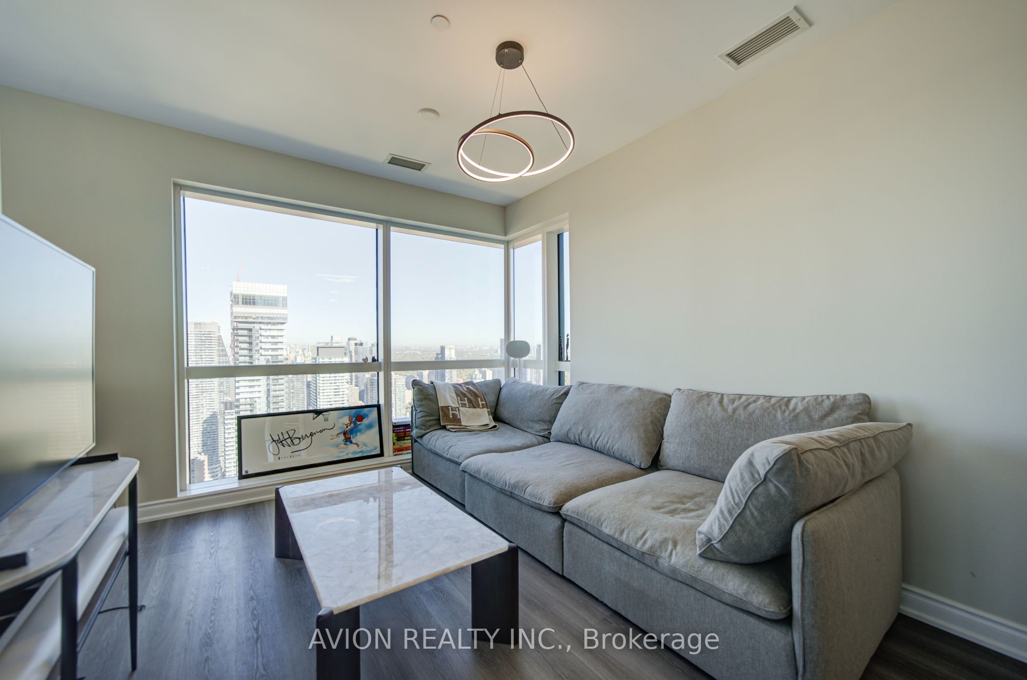 386 Yonge Street 5716