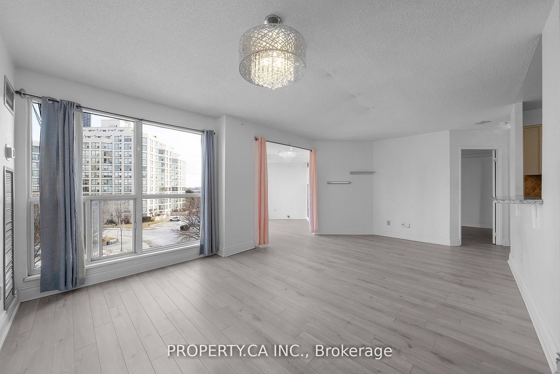 2267 Lake Shore Boulevard W 526