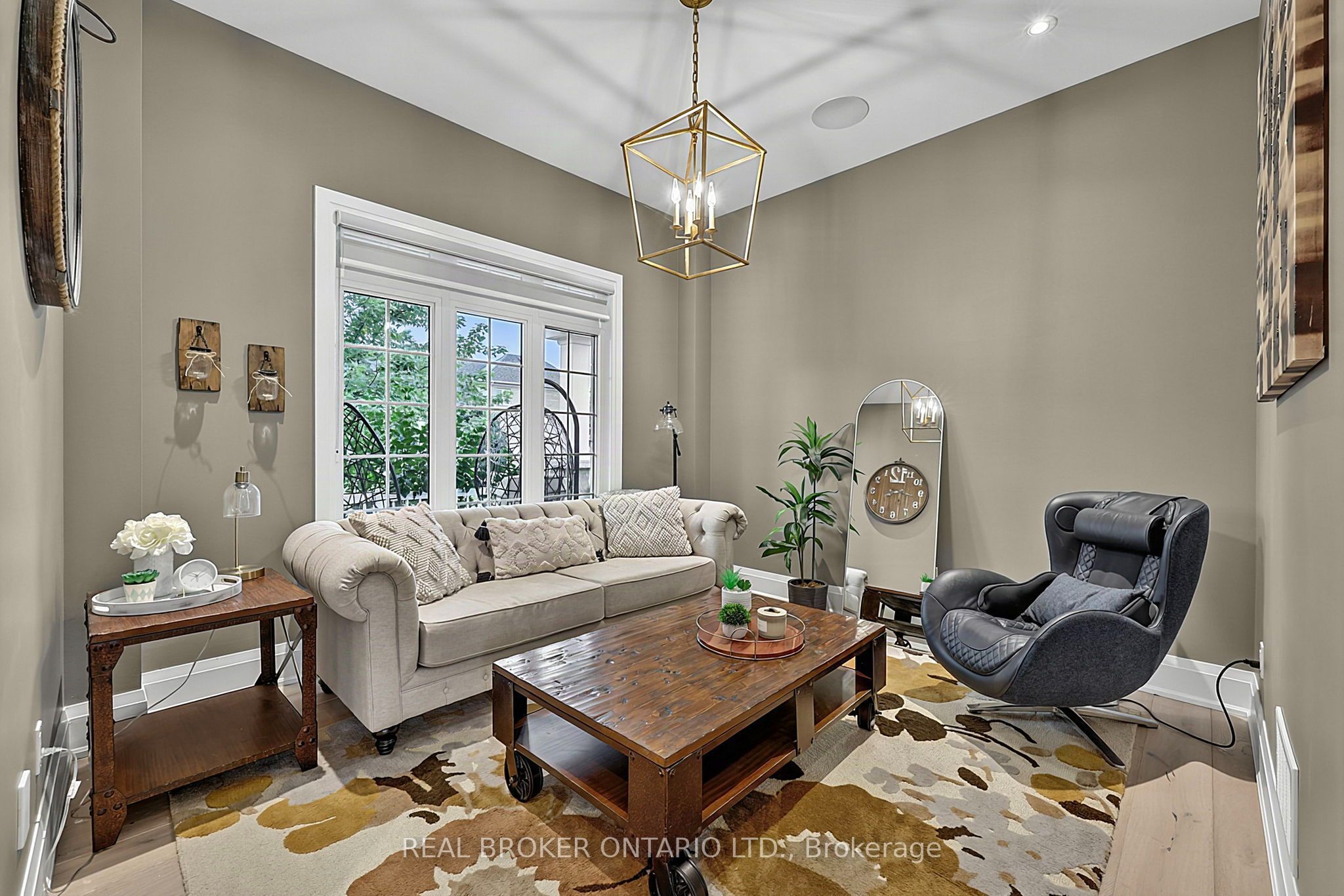 64 Manor Glen Crescent