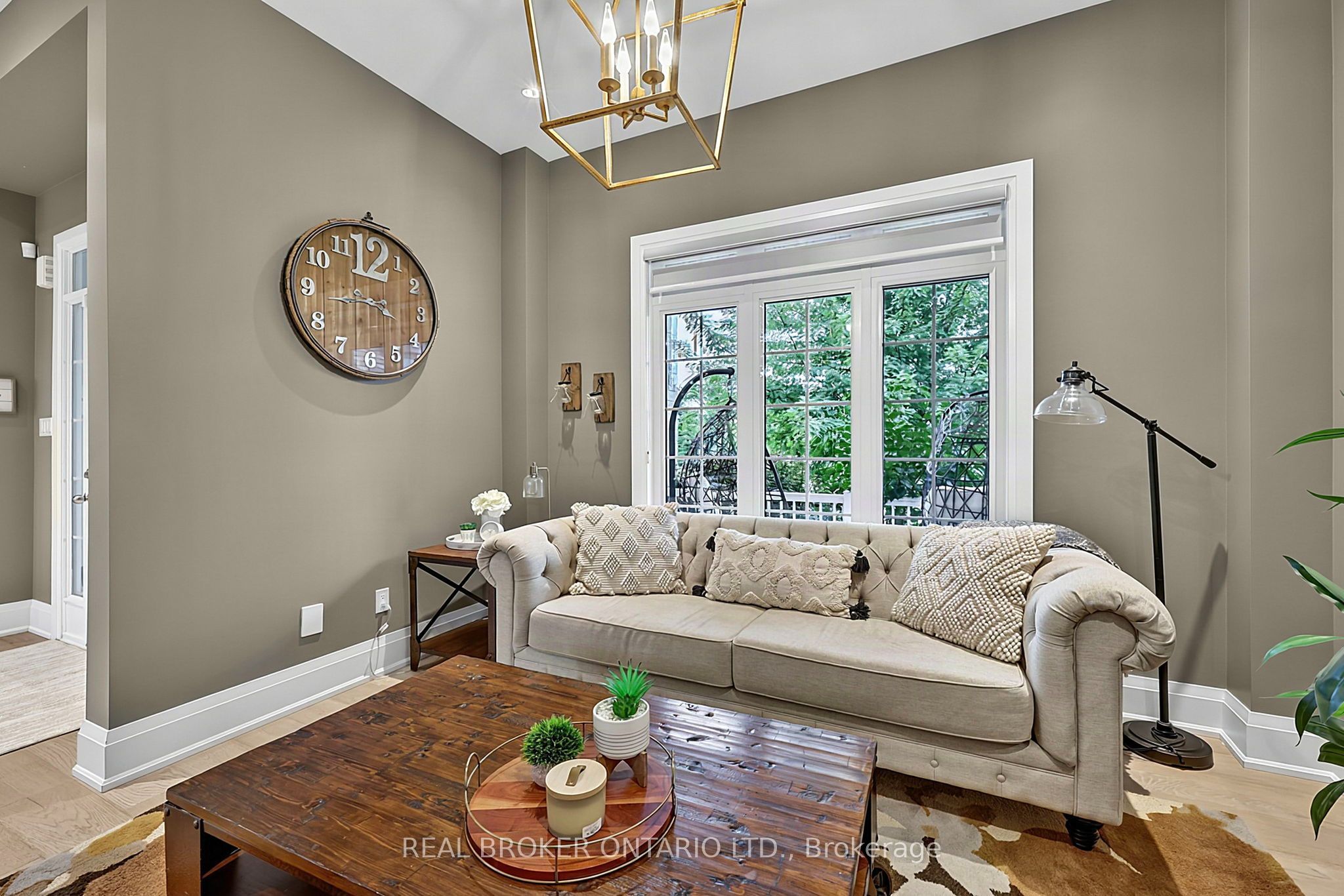 64 Manor Glen Crescent