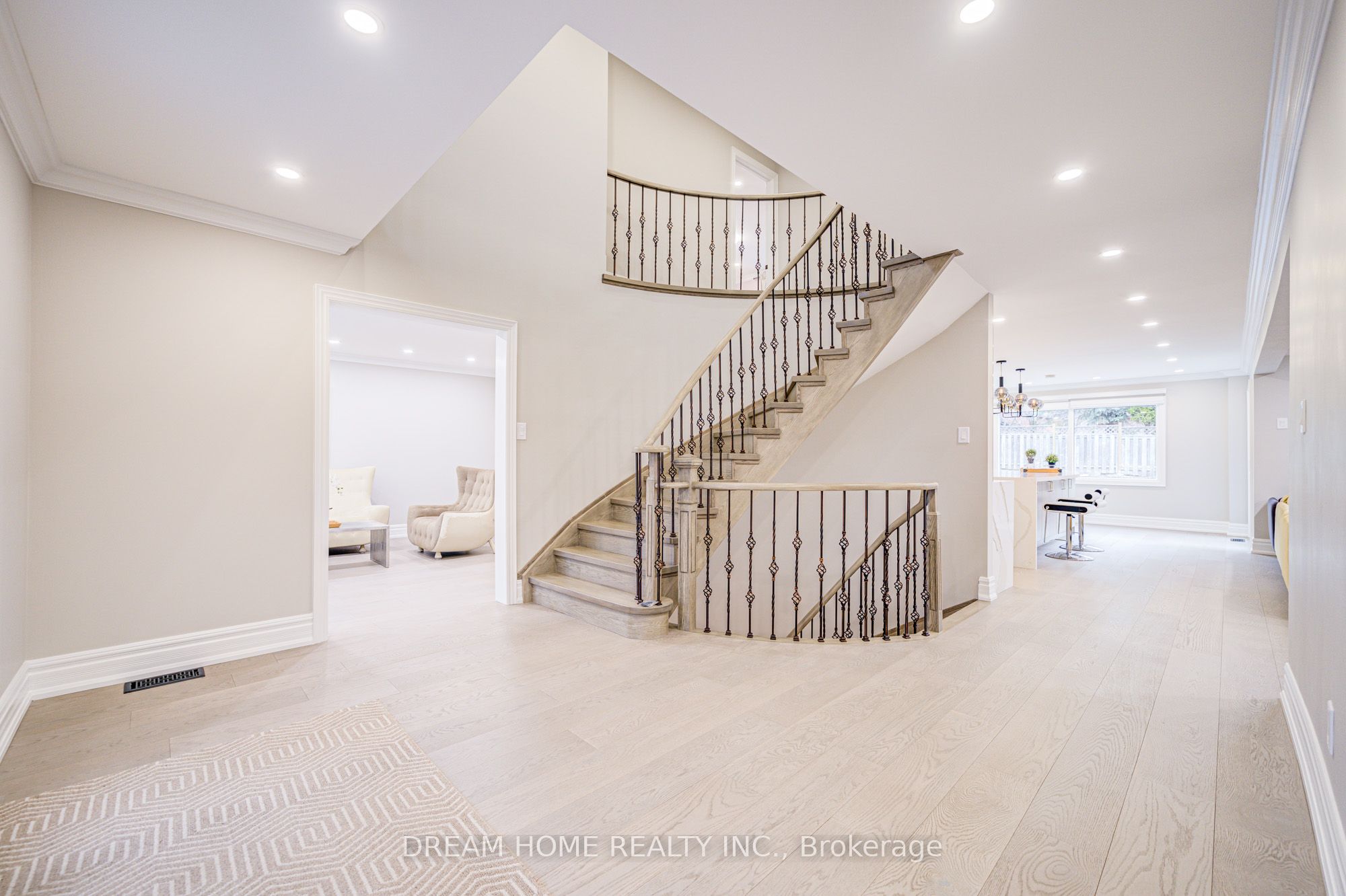 352 Kennedy Street W