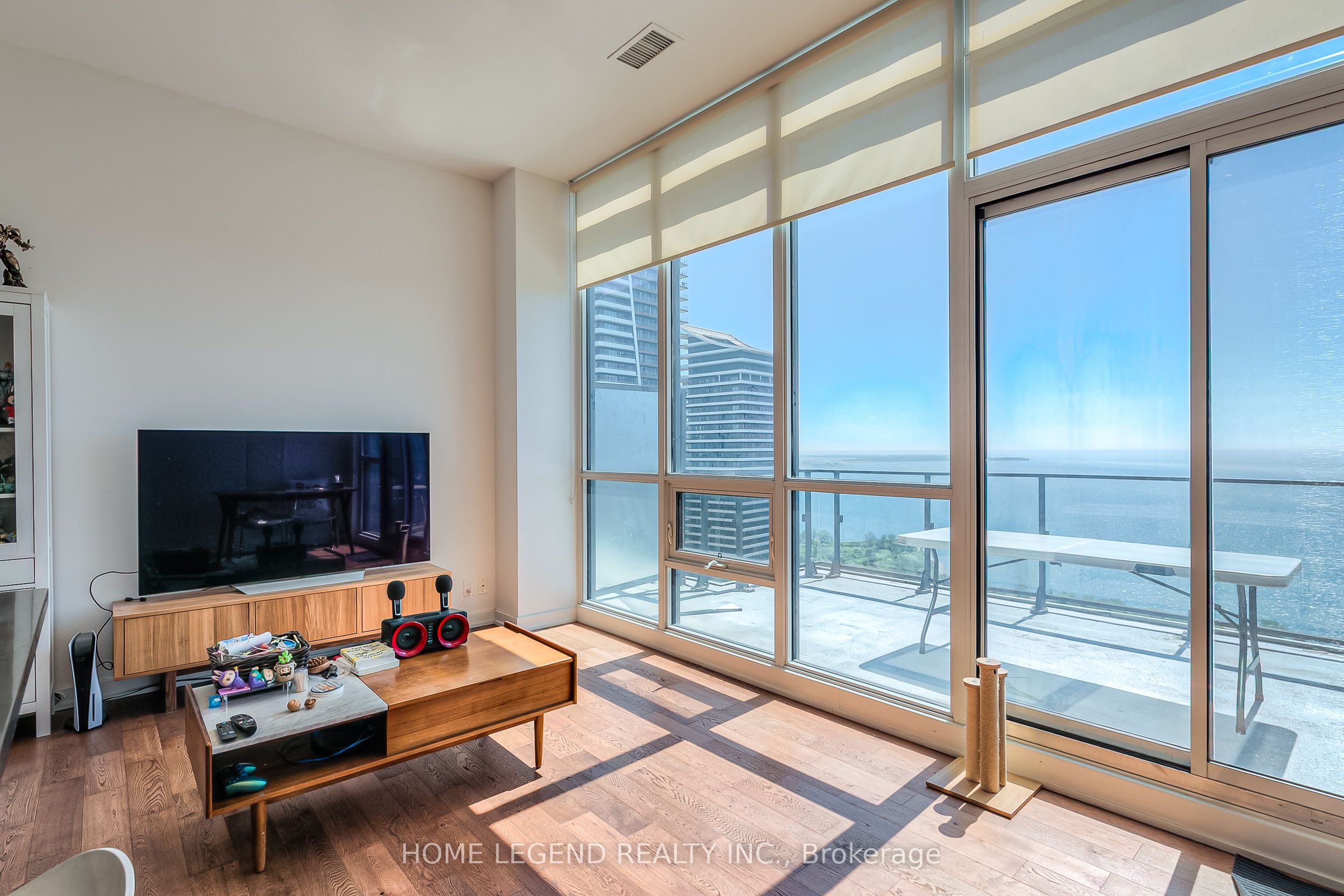 2200 Lake Shore Boulevard W PH01