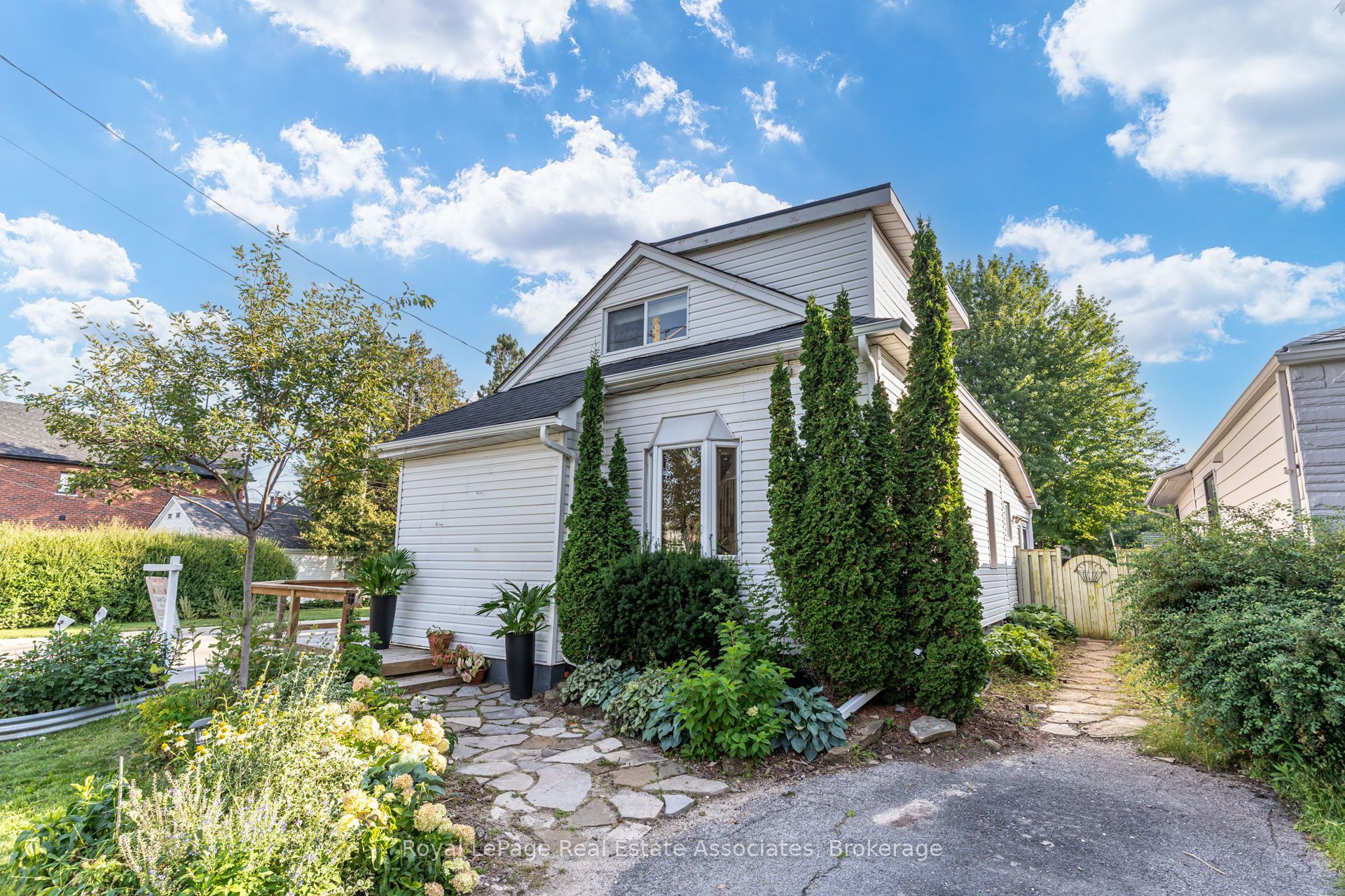 889 Third Street