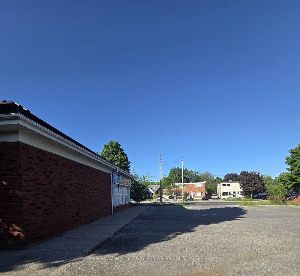85 Dundas Street N