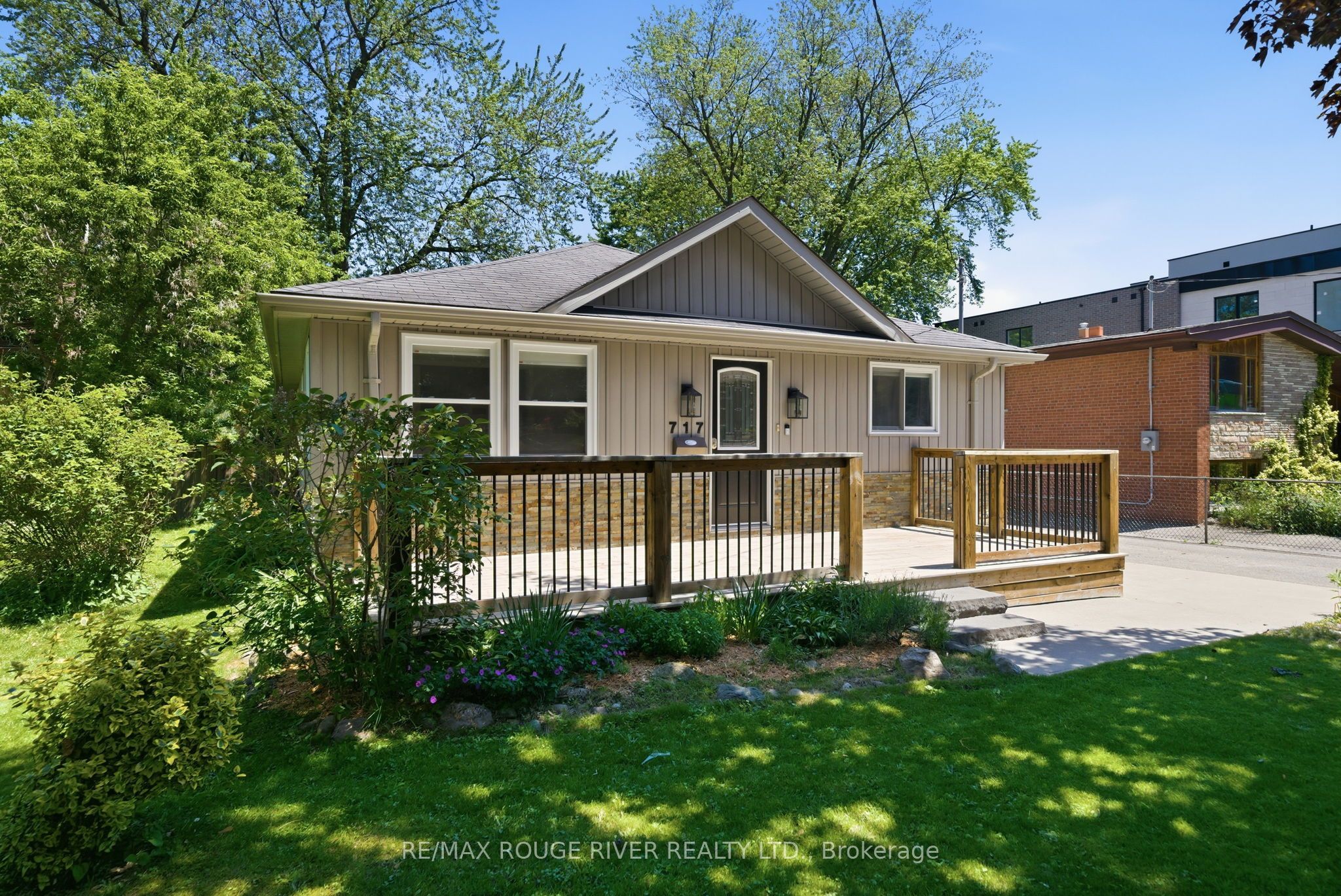 717 Hillview Crescent