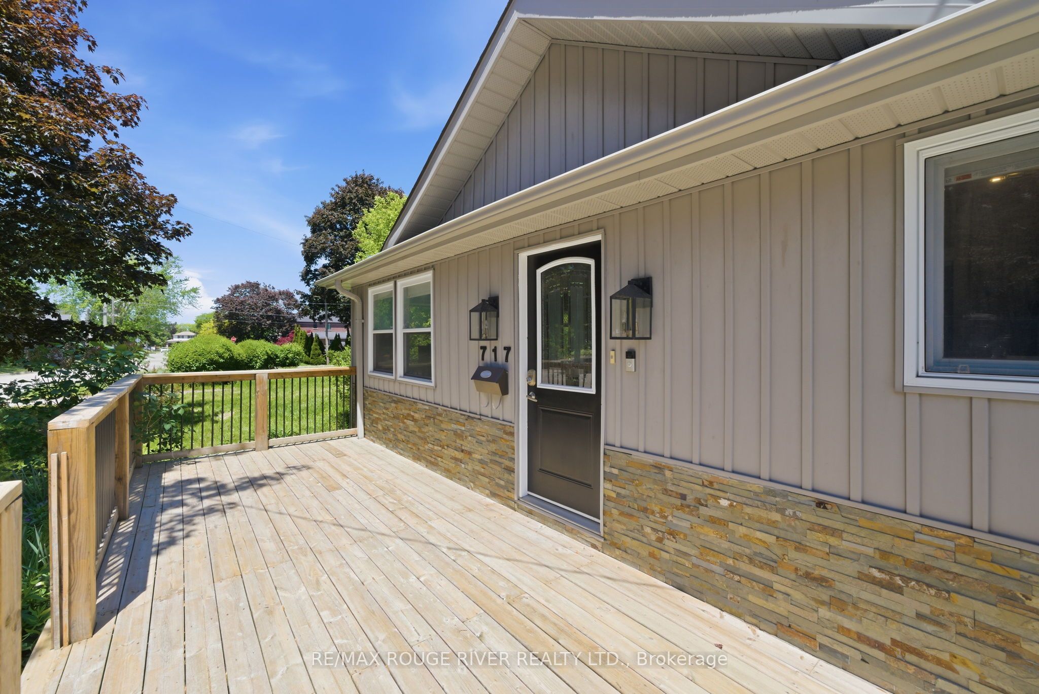 717 Hillview Crescent