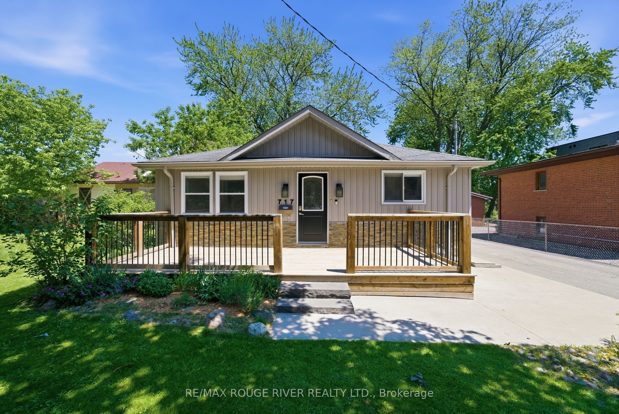 717 Hillview Crescent