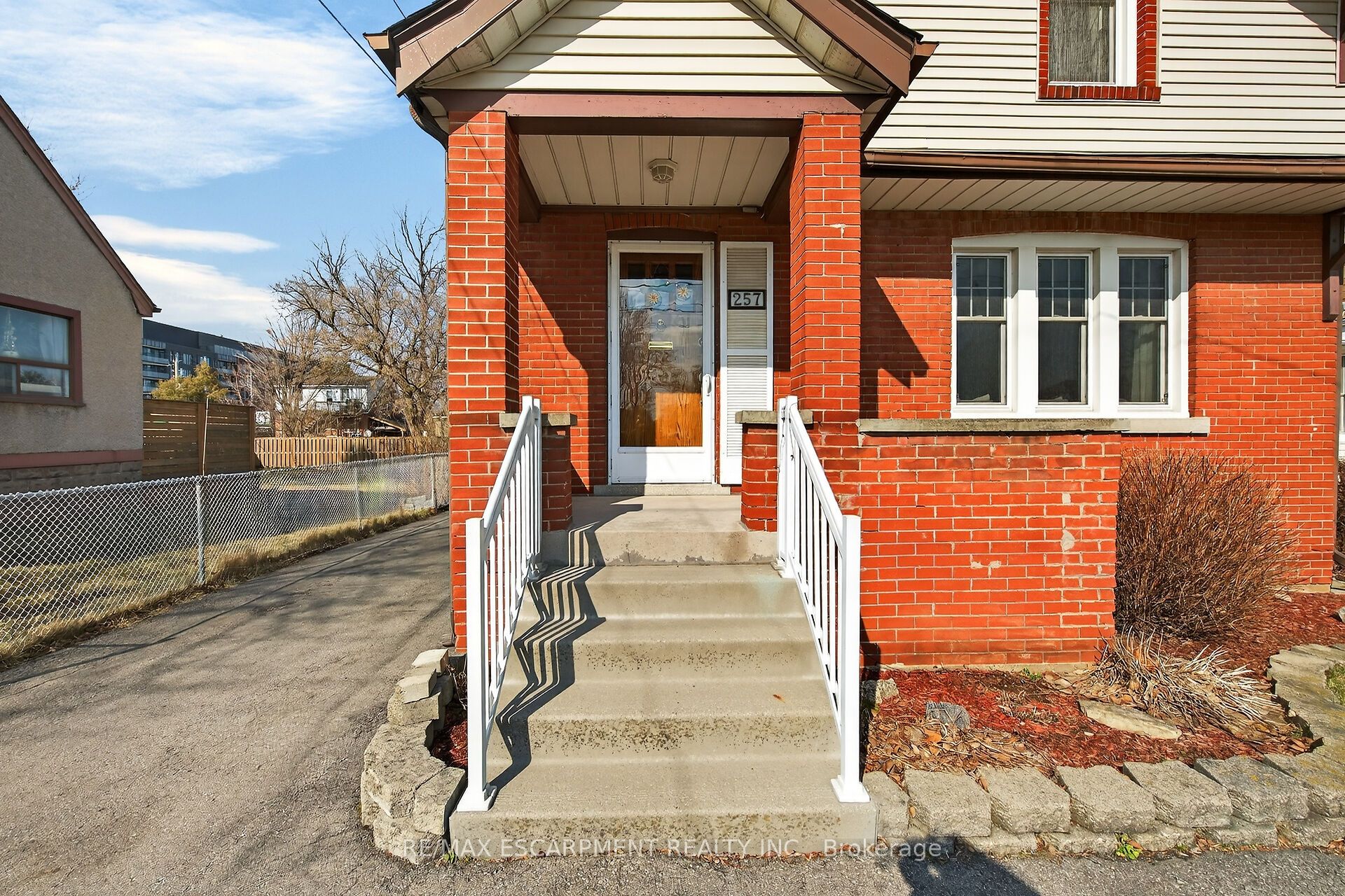 257 Queensdale Avenue E