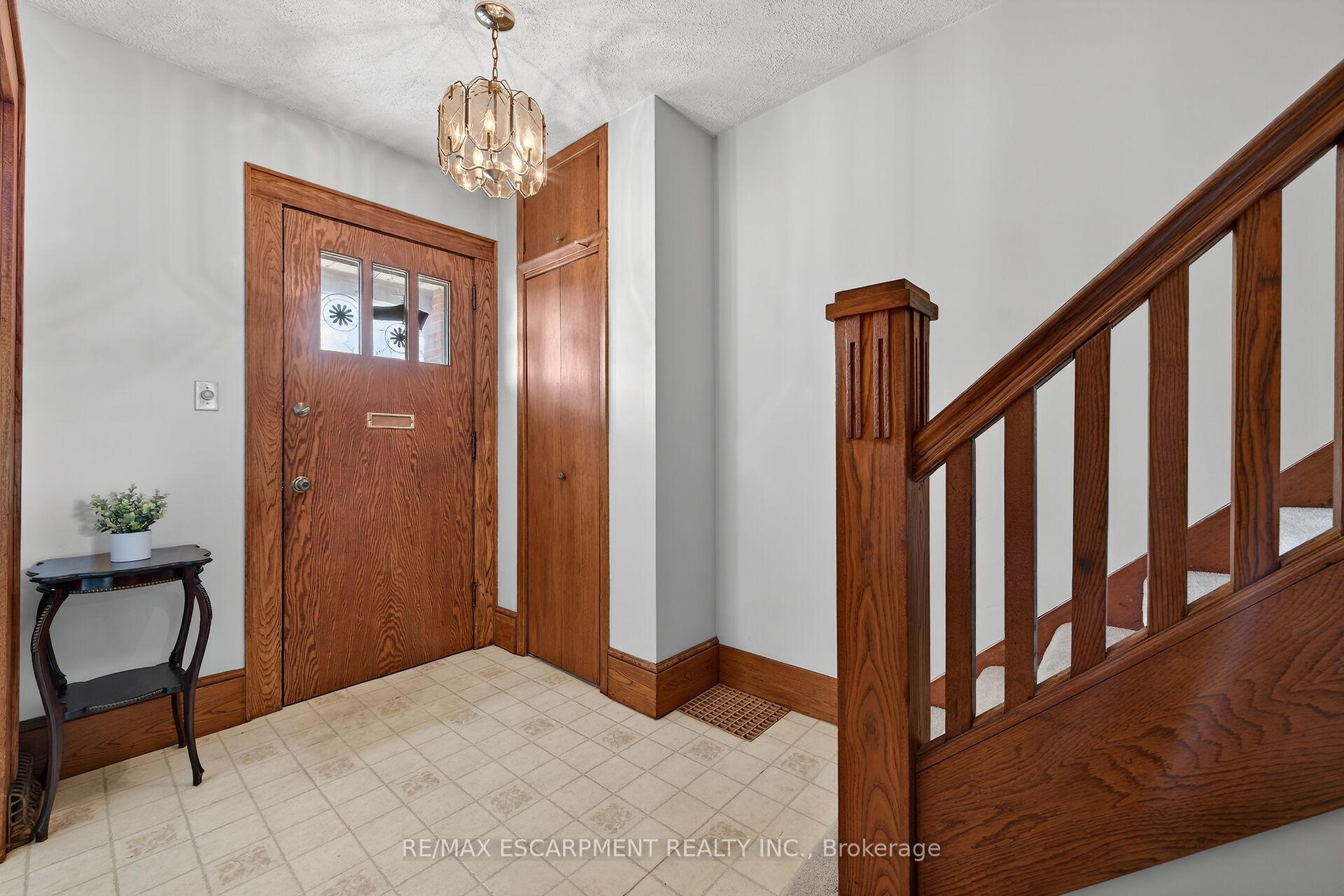 257 Queensdale Avenue E