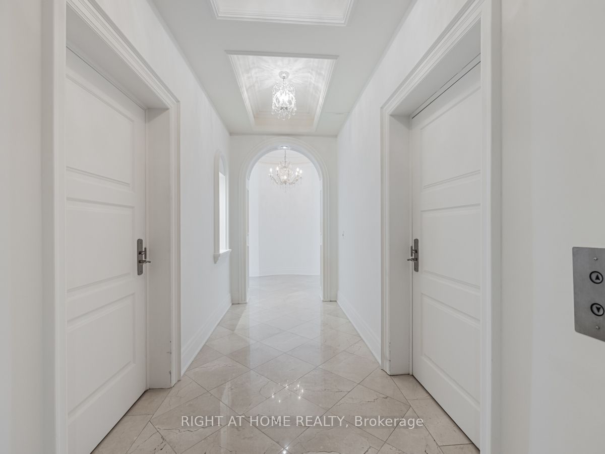 2095 Lake Shore Boulevard W LPH19