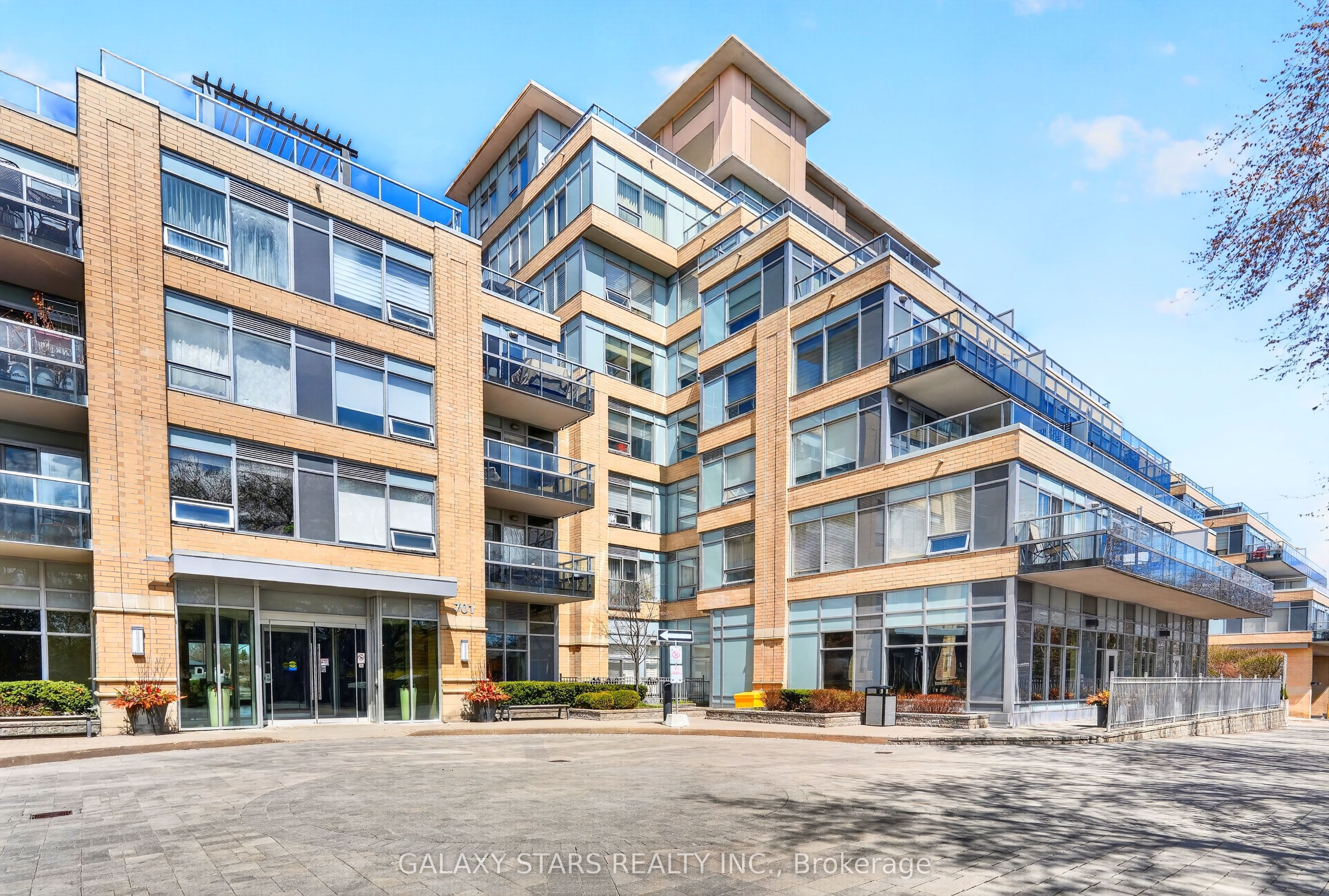 701 Sheppard Avenue W 323