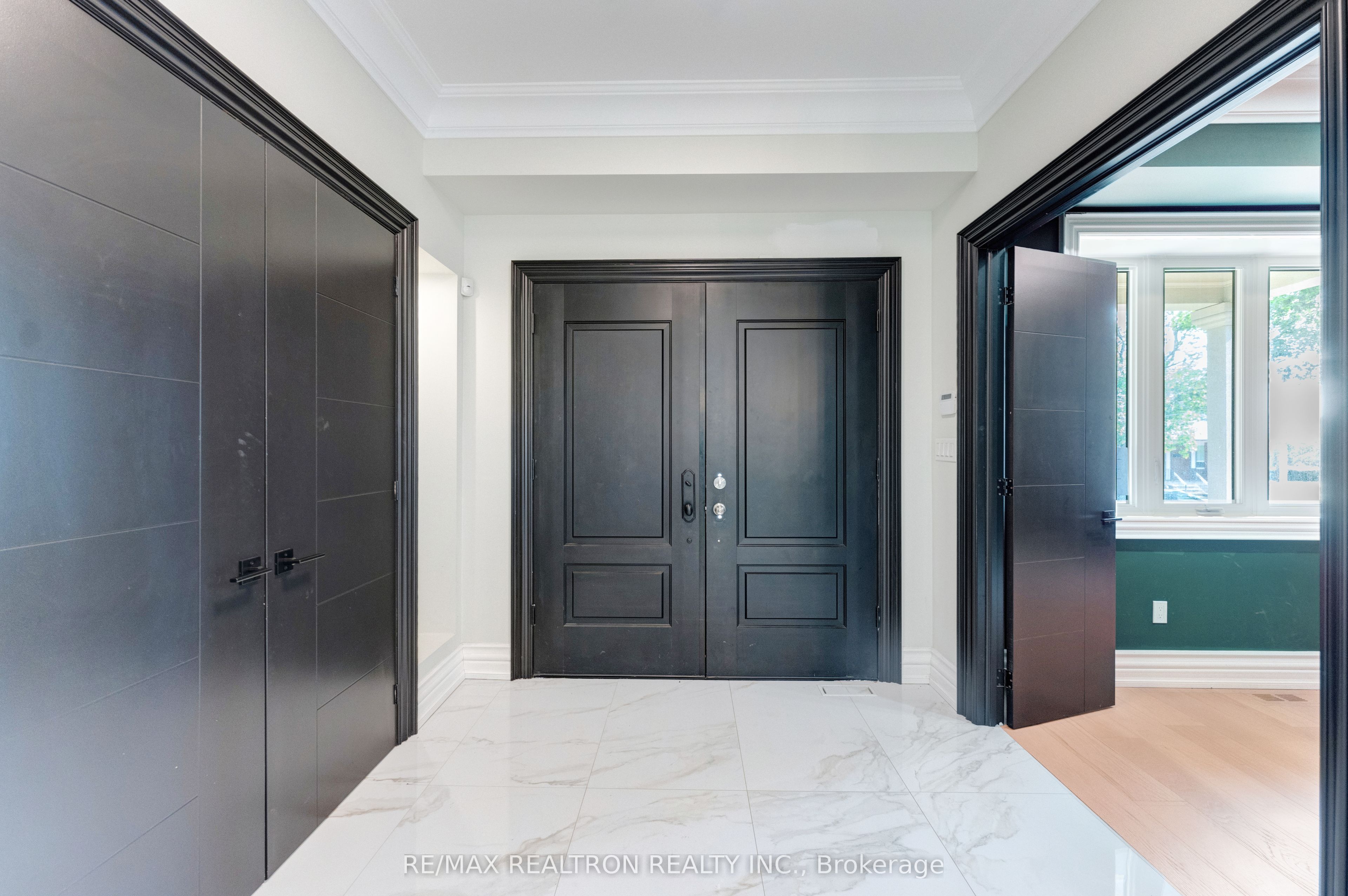 32 Bradfield Avenue W