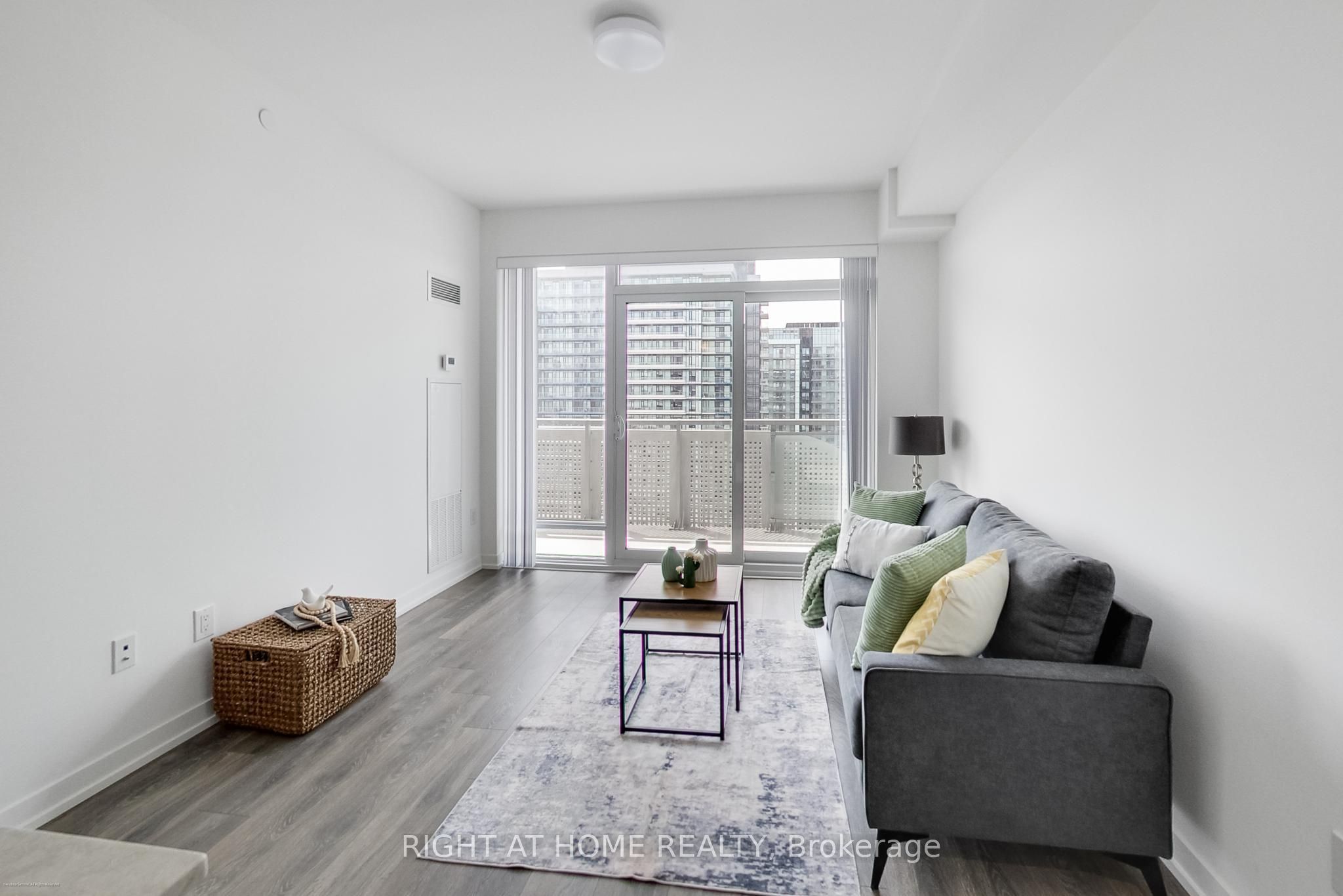 2520 Eglinton Avenue W 1602