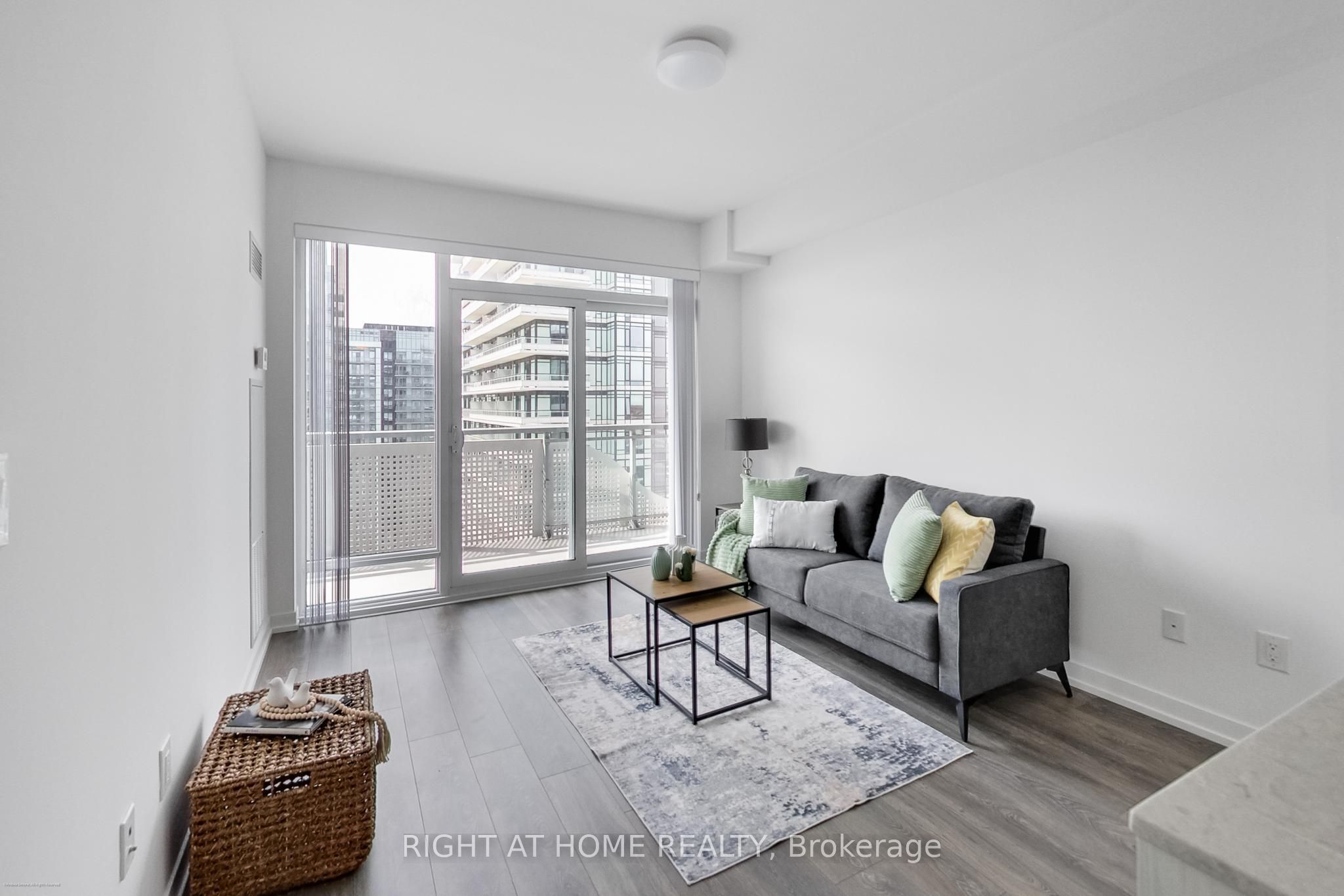 2520 Eglinton Avenue W 1602