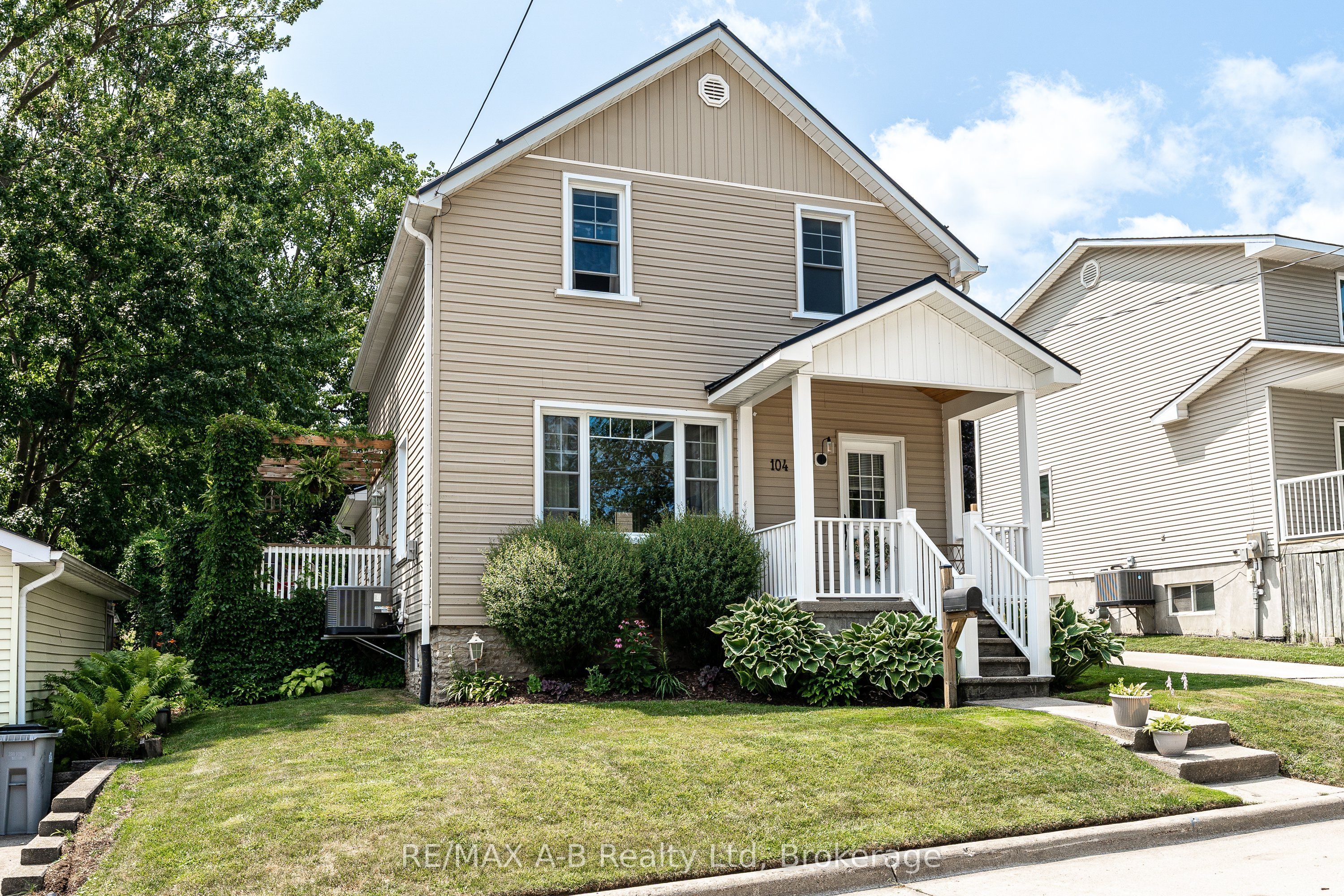 104 Ontario Street S