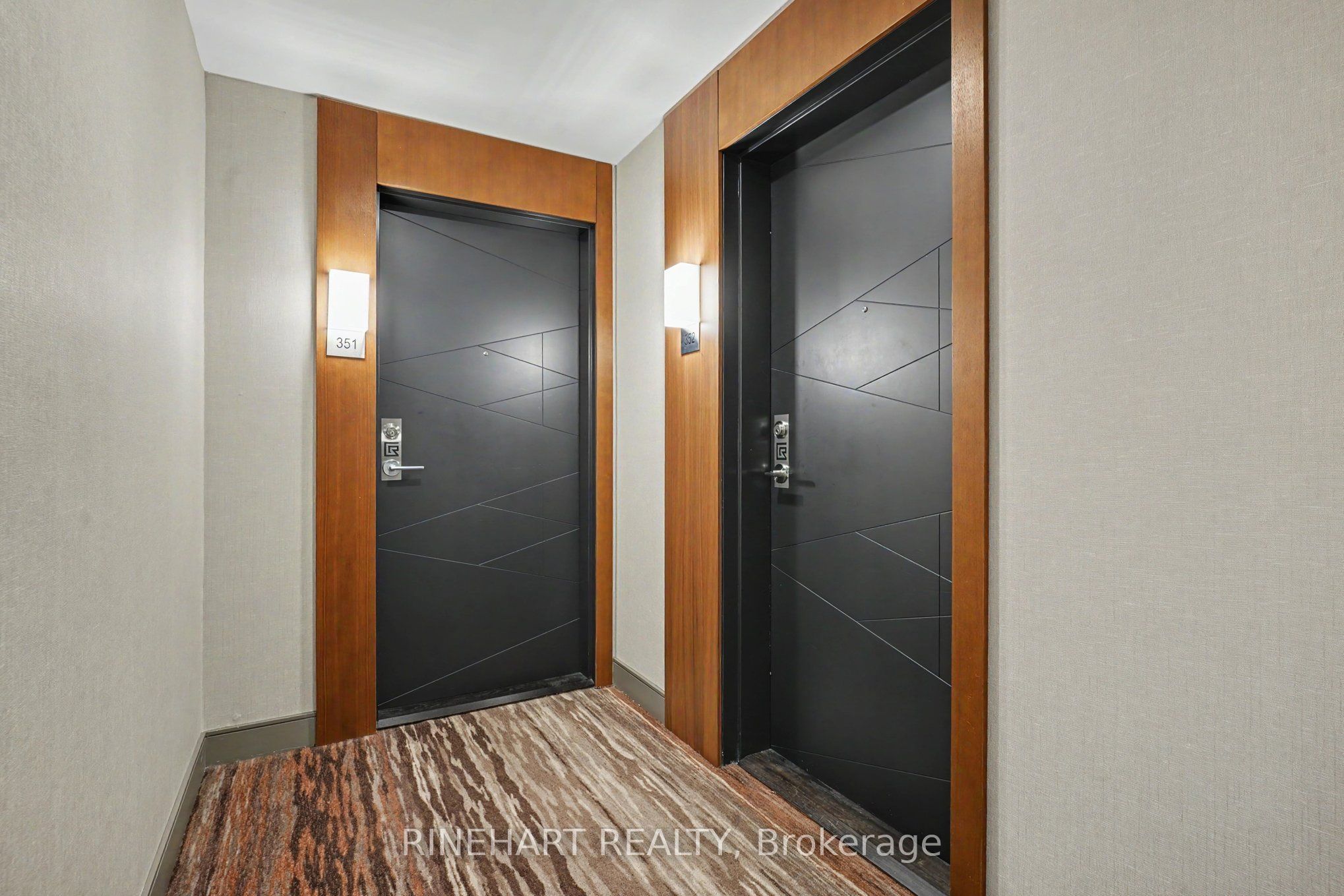 1575 Lakeshore Road W 352