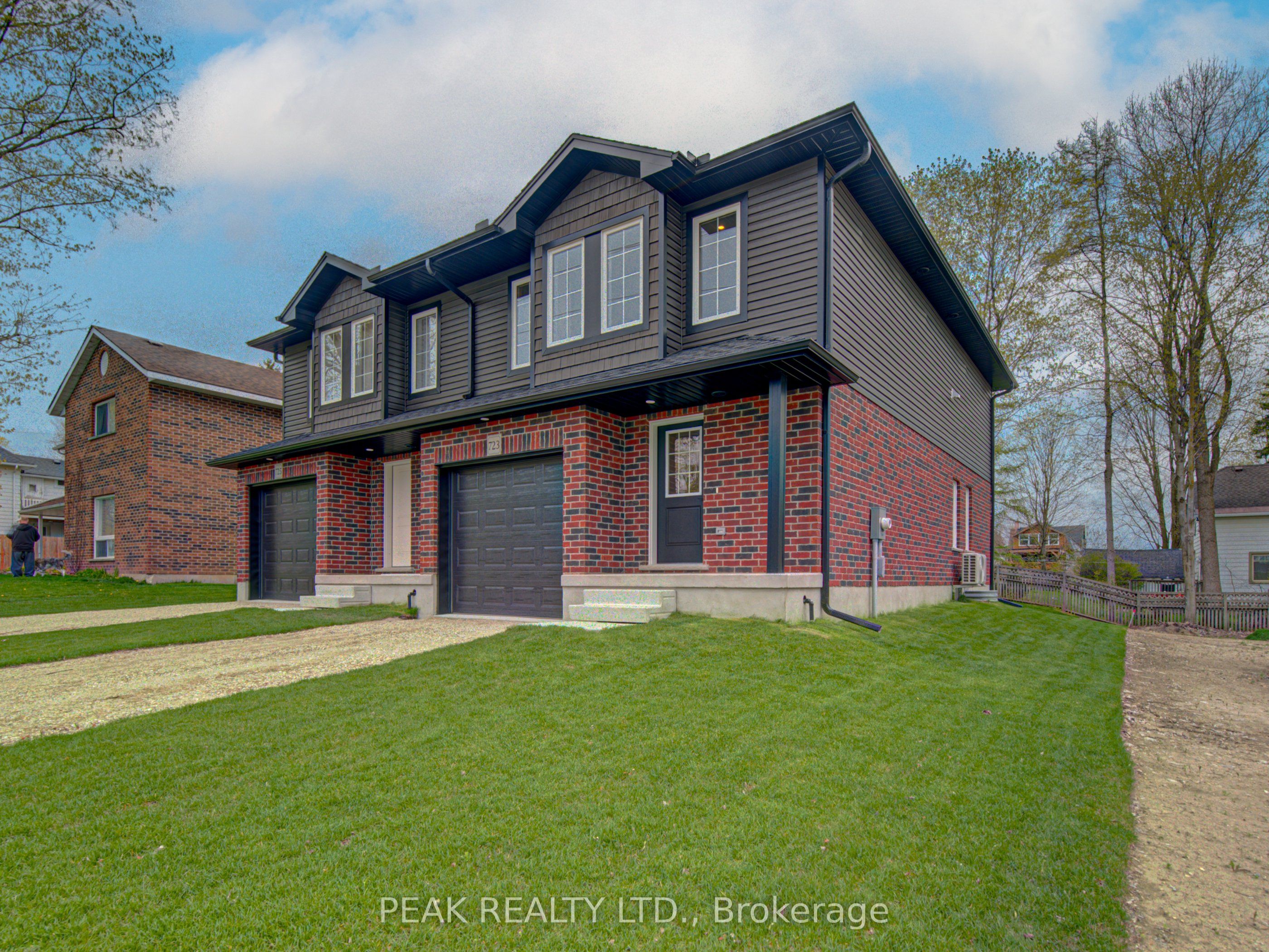 723 Elma Street W