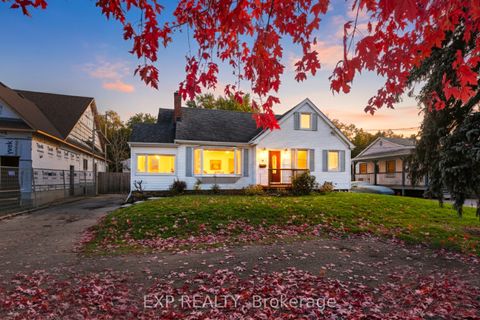 17 Eastwood Avenue N Oshawa ON L1G 3Y5