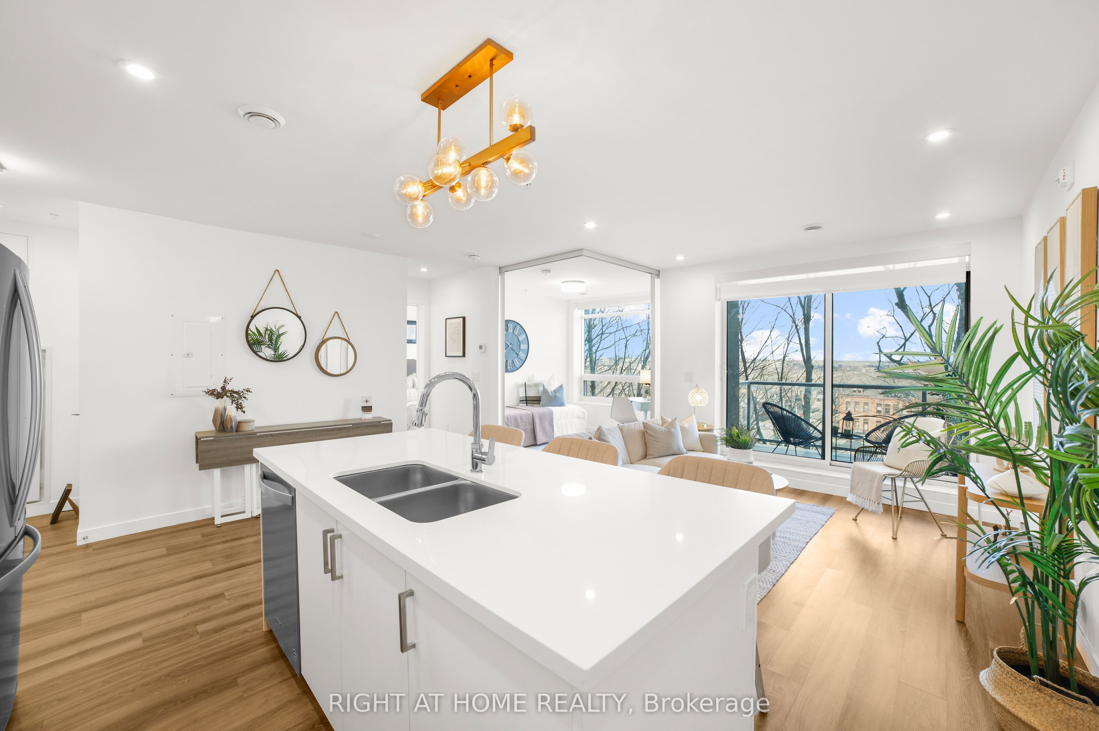 479 CHARLTON Avenue E 205