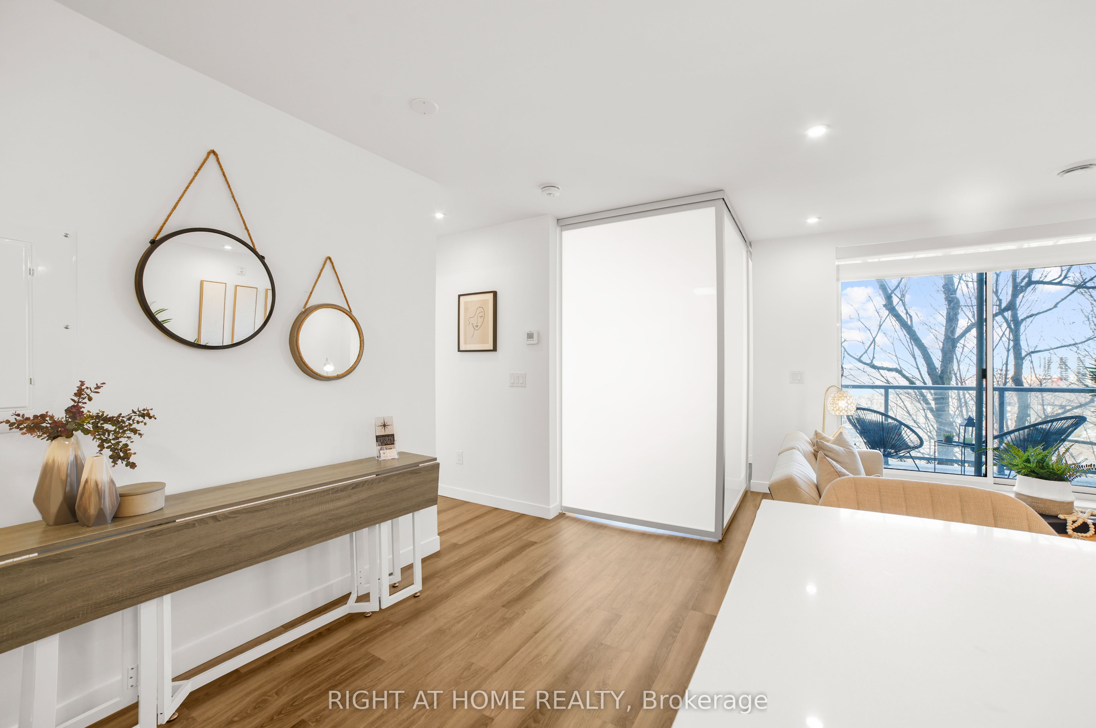 479 CHARLTON Avenue E 205