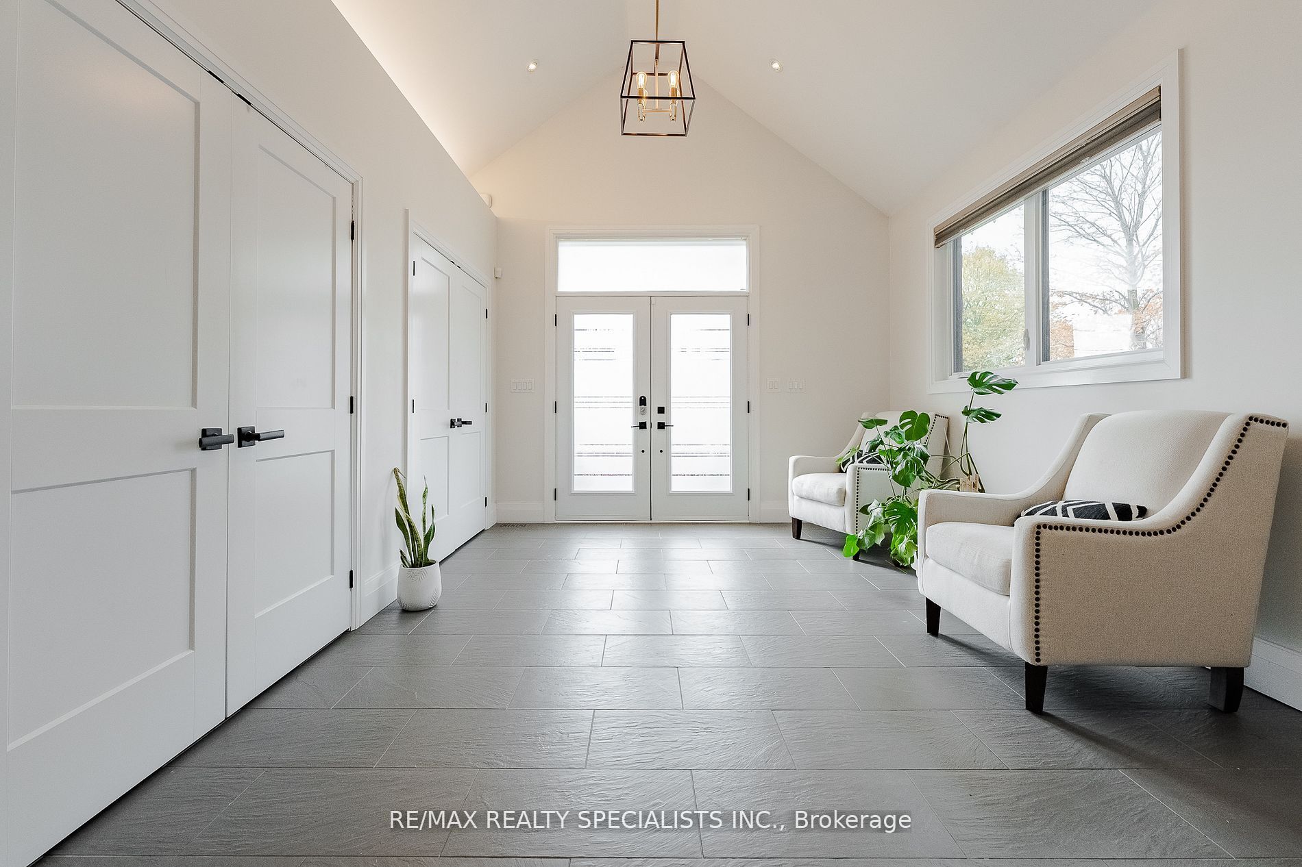 157 Confederation Street S