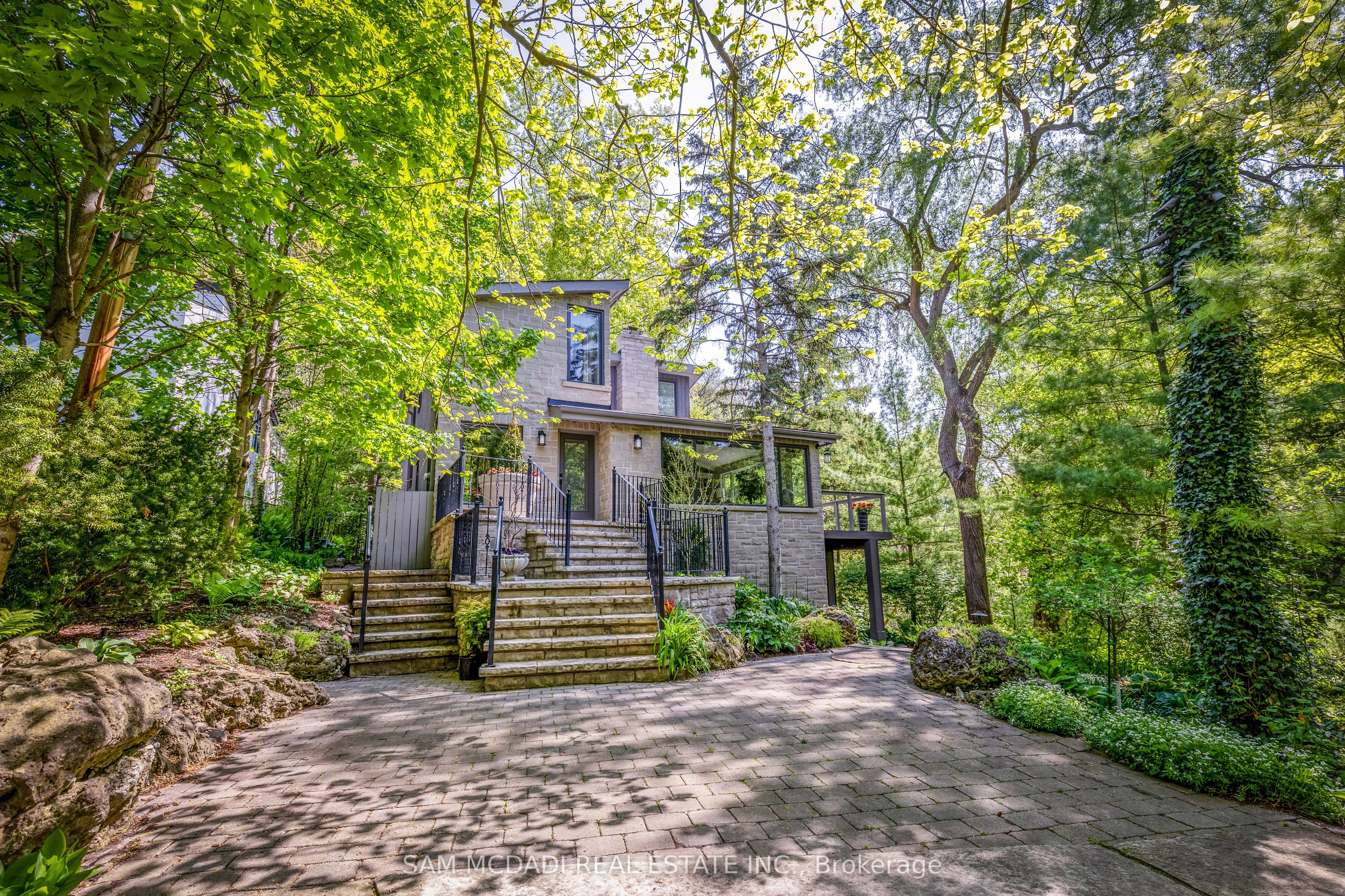 1273 Queen Victoria Avenue