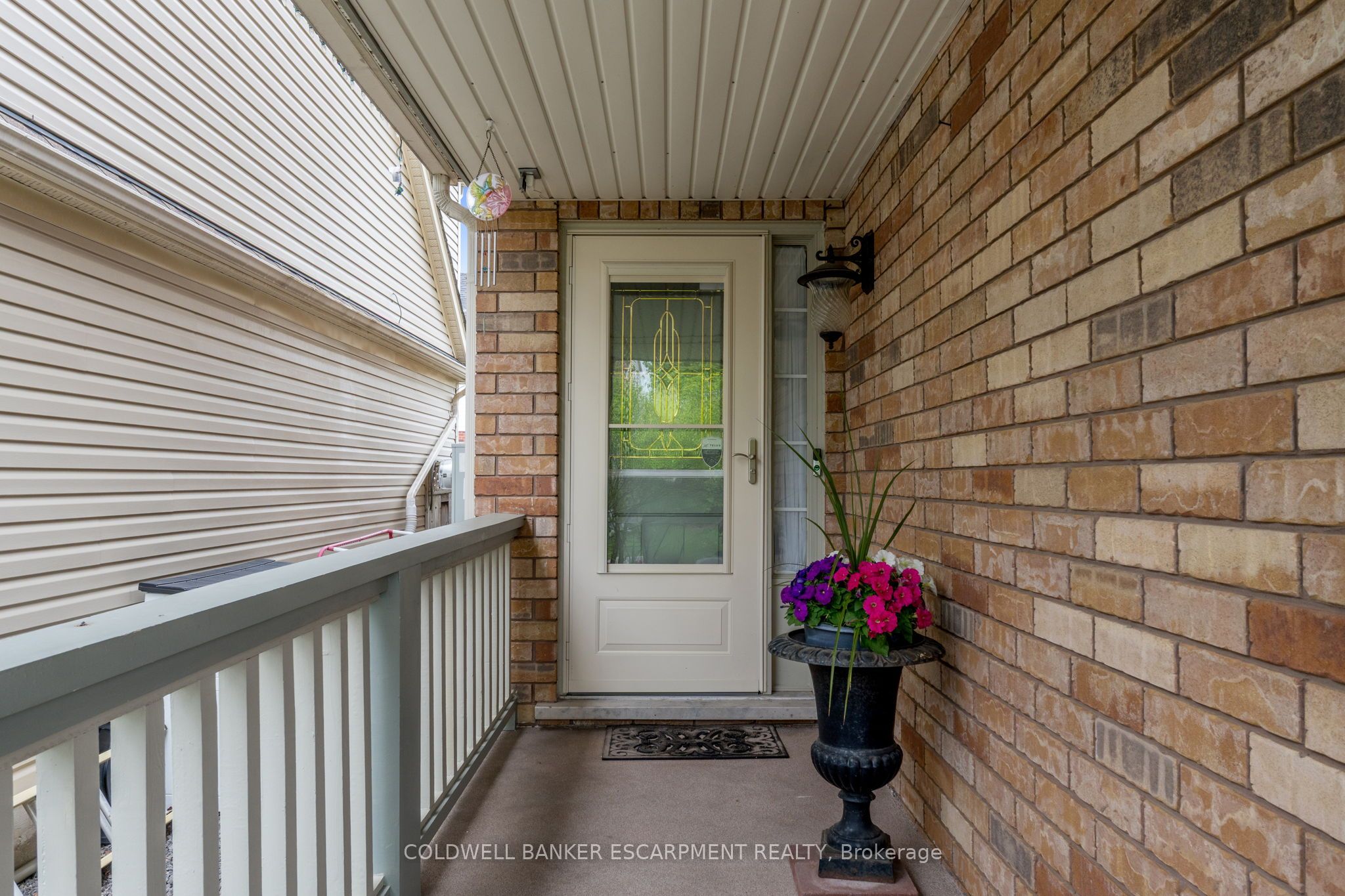 593 Caverhill Crescent