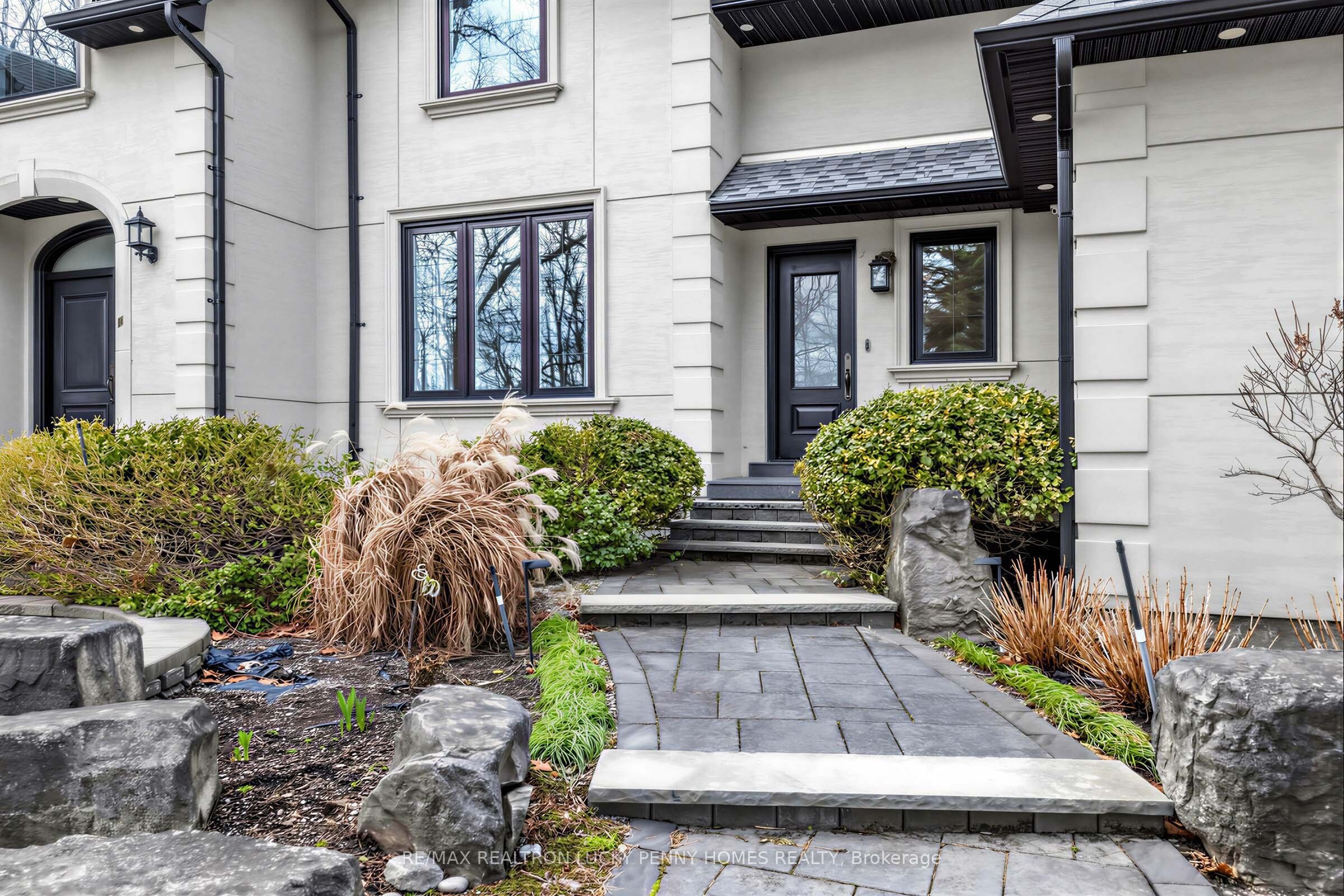 18 Walnut Glen Place