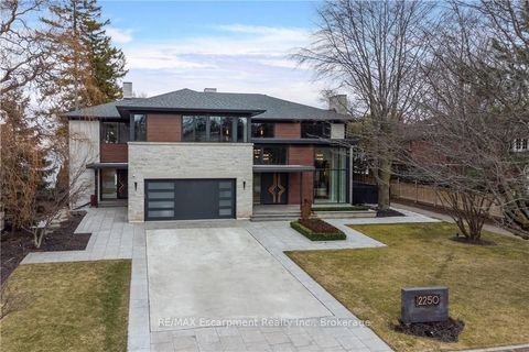 2250 Chancery Lane W Oakville ON L6J 6A3