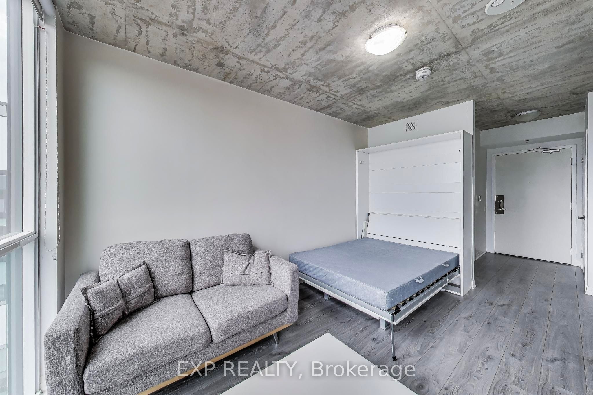 1900 Simcoe Street N 739