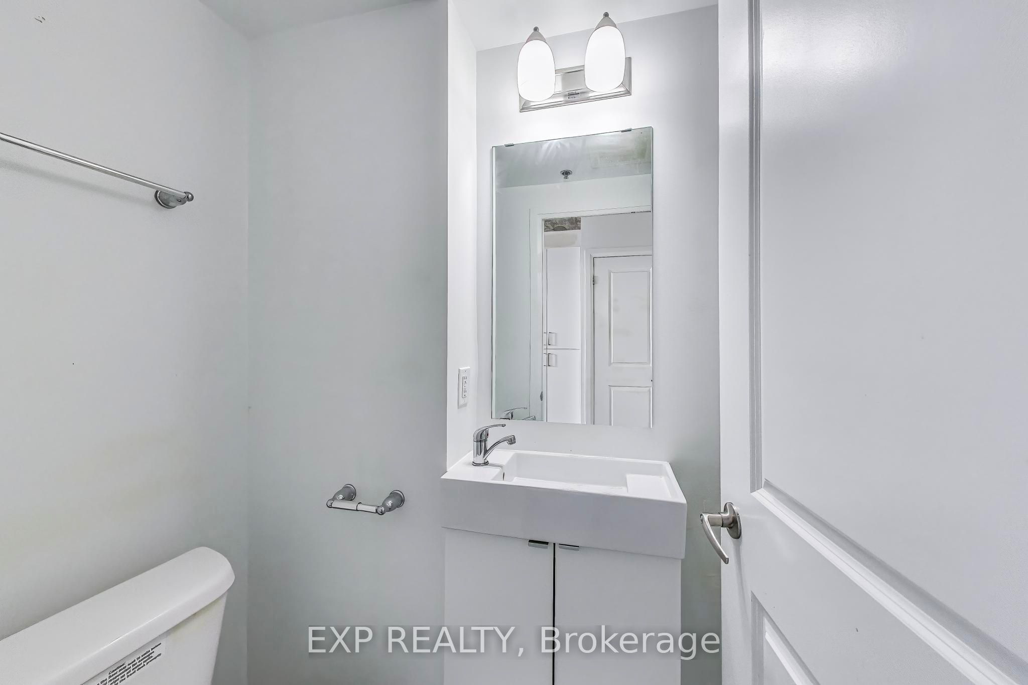 1900 Simcoe Street N 739