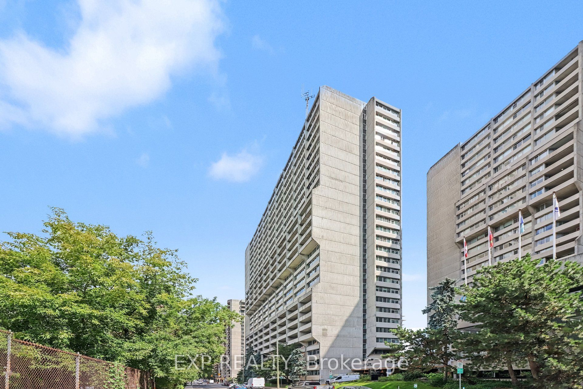 500 Laurier Avenue W 204