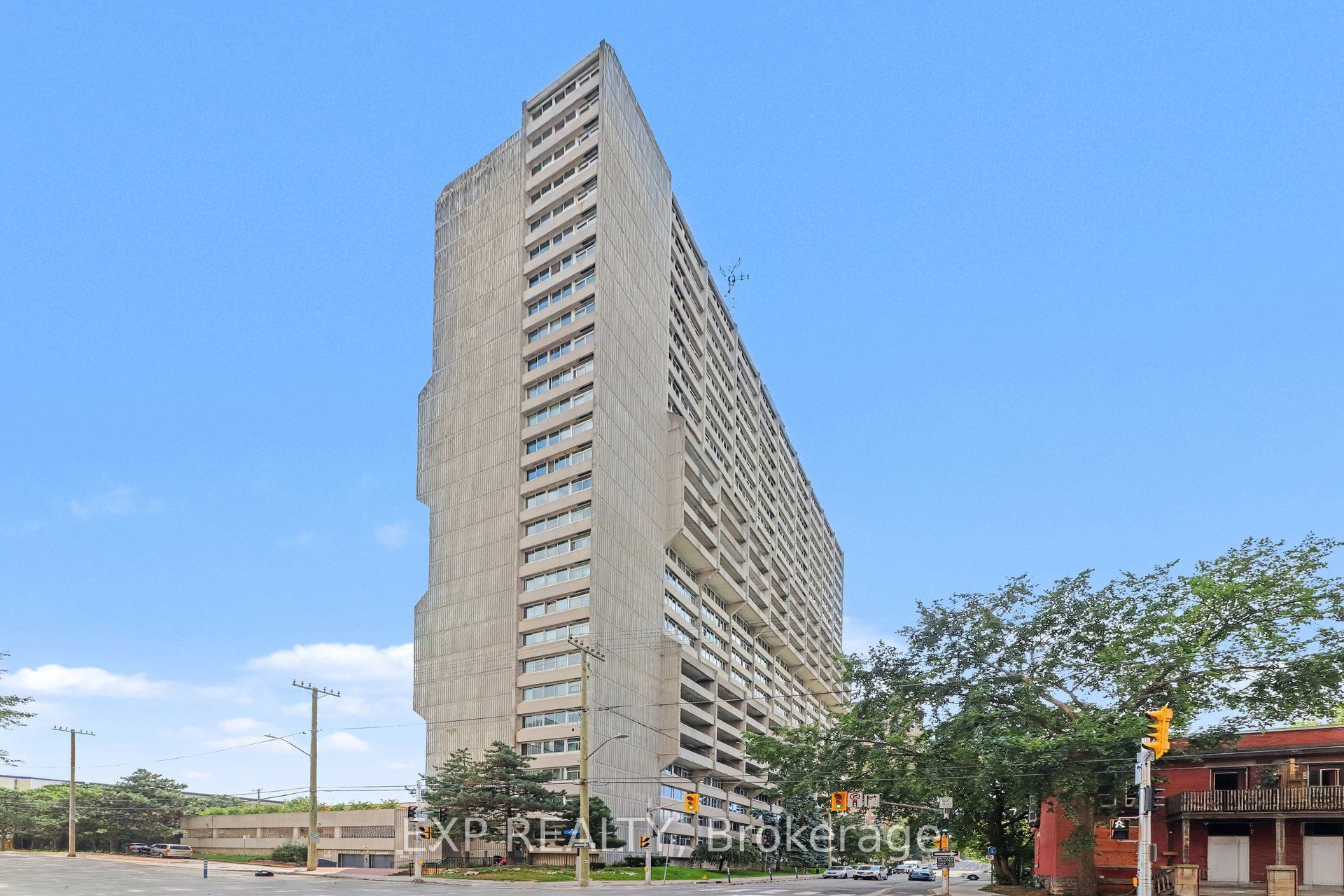 500 Laurier Avenue W 204