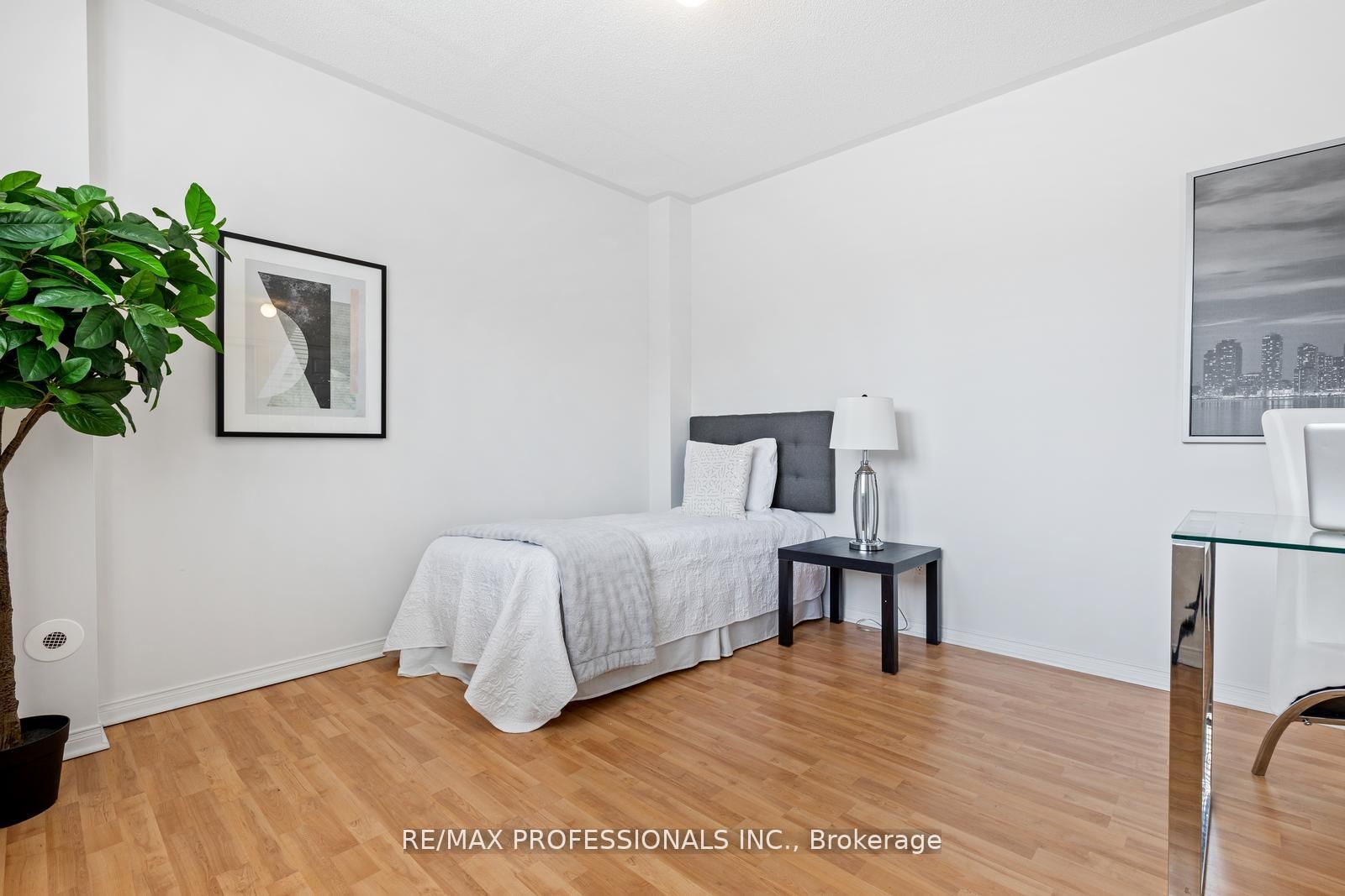 3400 Lake Shore Boulevard W 104